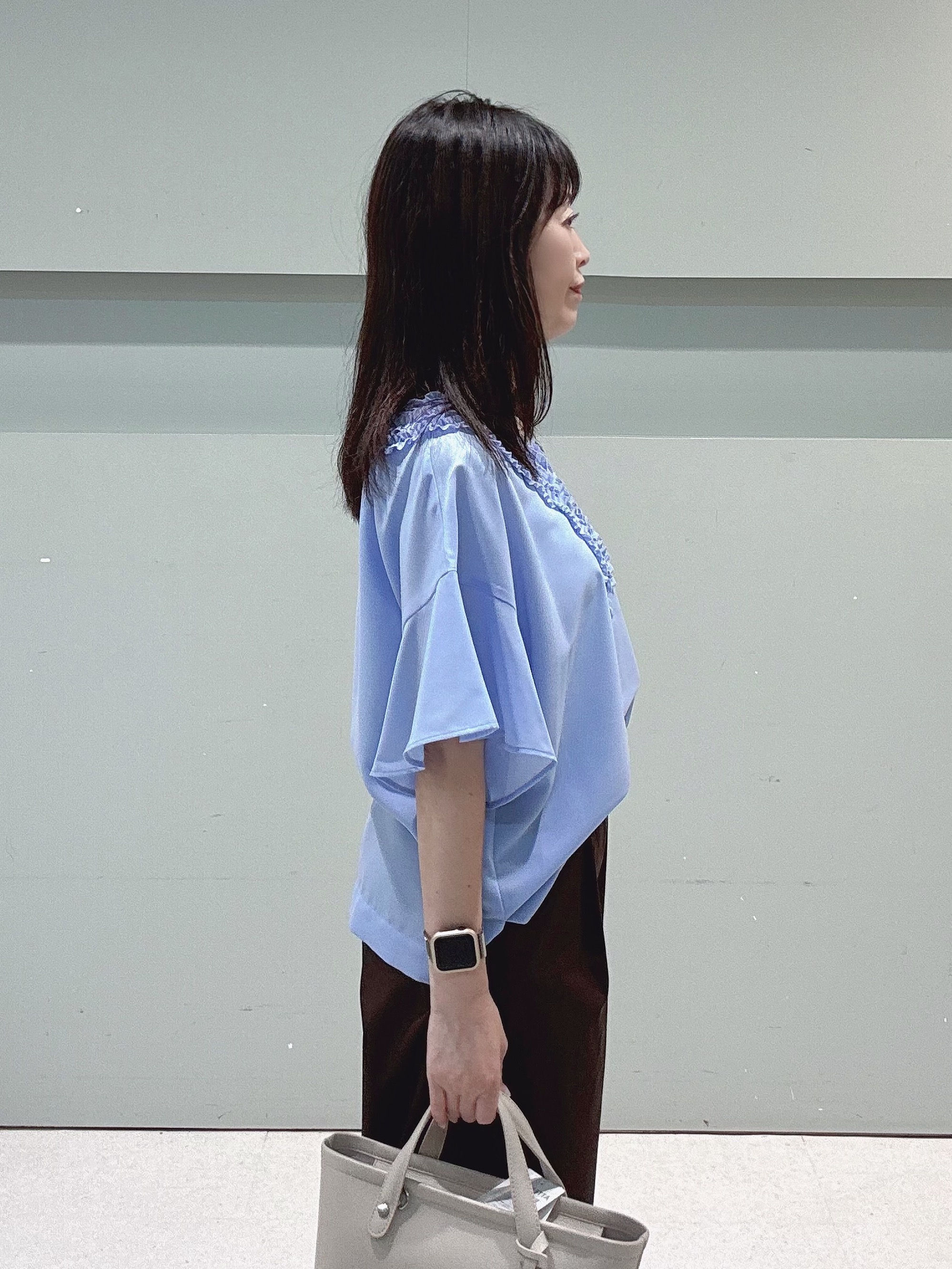 makiさんの「UNTITLED｜【接触冷感/通気性/洗える】Vネックフリルブラウス」を使ったコーディネート