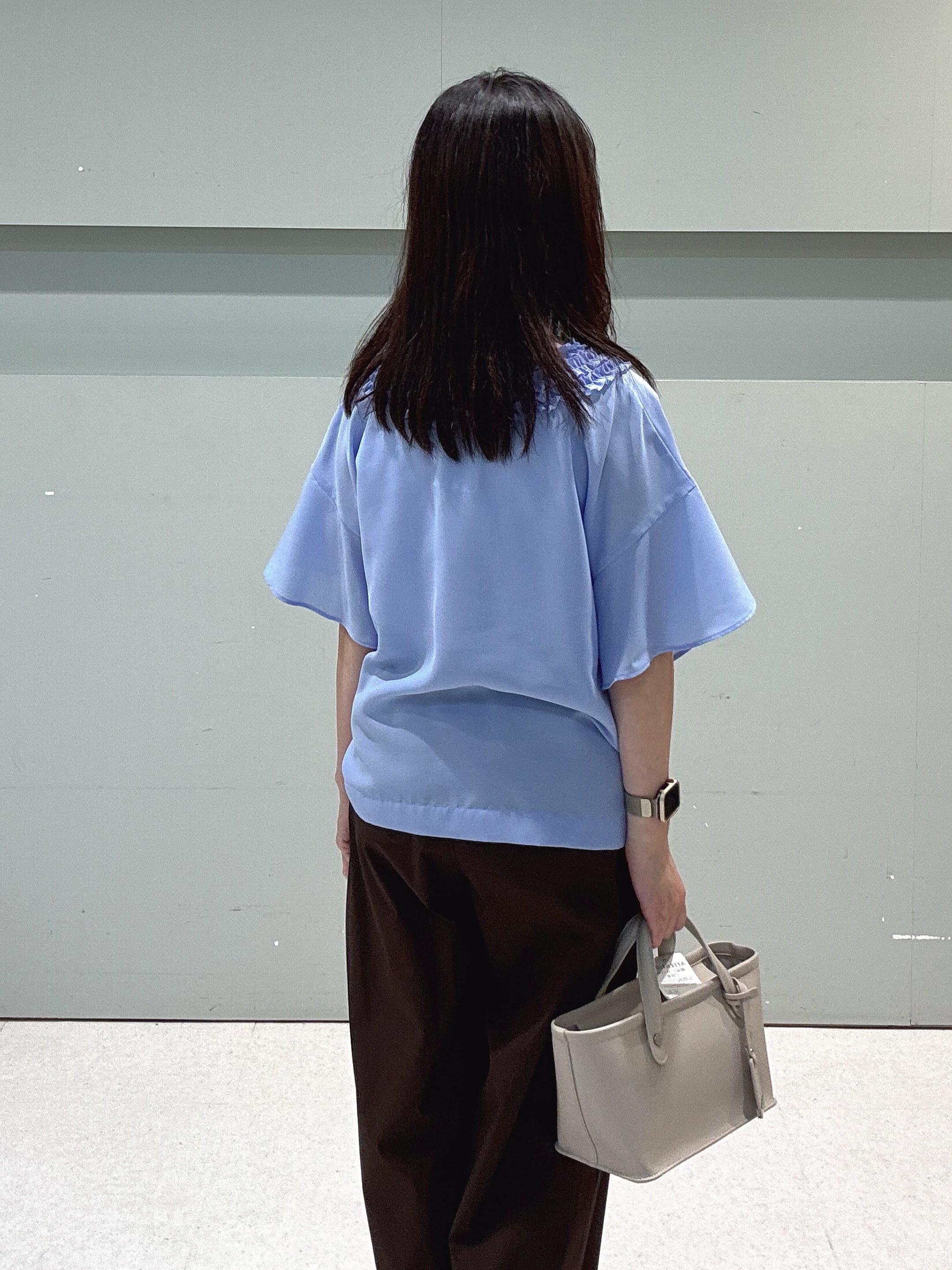 makiさんの「UNTITLED｜【接触冷感/通気性/洗える】Vネックフリルブラウス」を使ったコーディネート