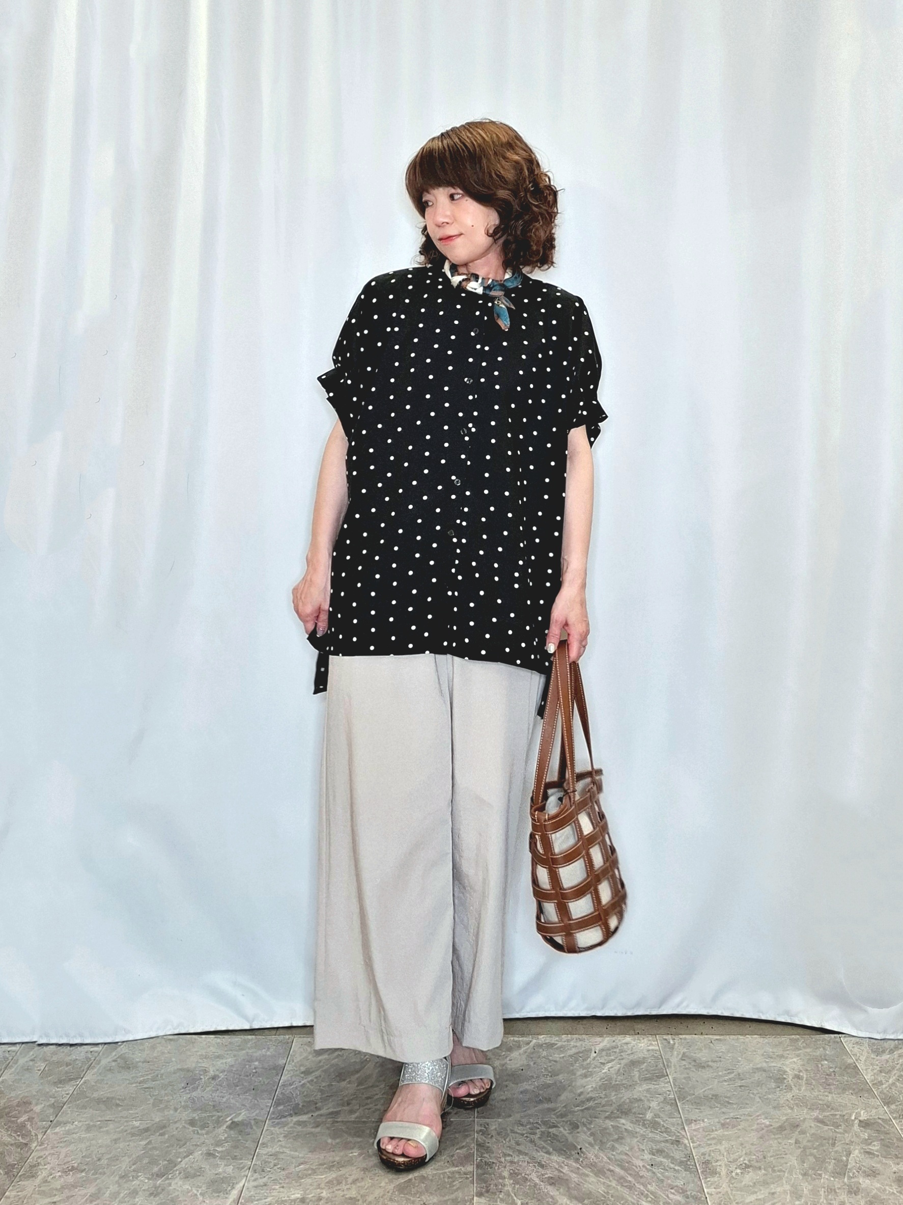ぬーさんの「SHOO･LA･RUE｜【洗濯機可／洗濯後しわになりにくい】大人の甘さをプラスする ドット柄袖タックブラウス」を使ったコーディネート