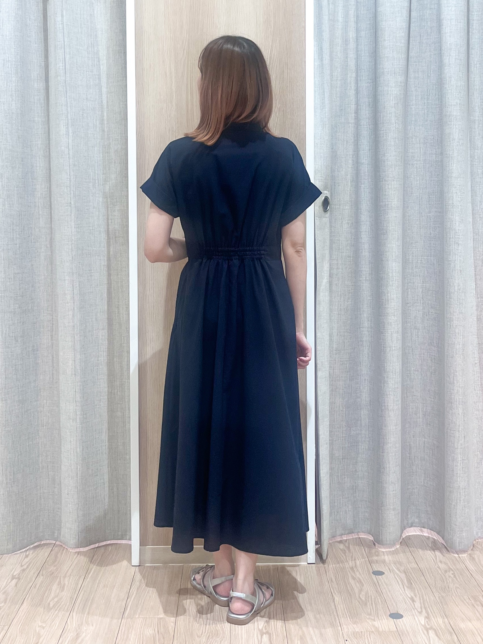 みーちゃんさんの「grove｜【洗える】さらっと軽やか、カシュクール風サッカーワンピース」を使ったコーディネート