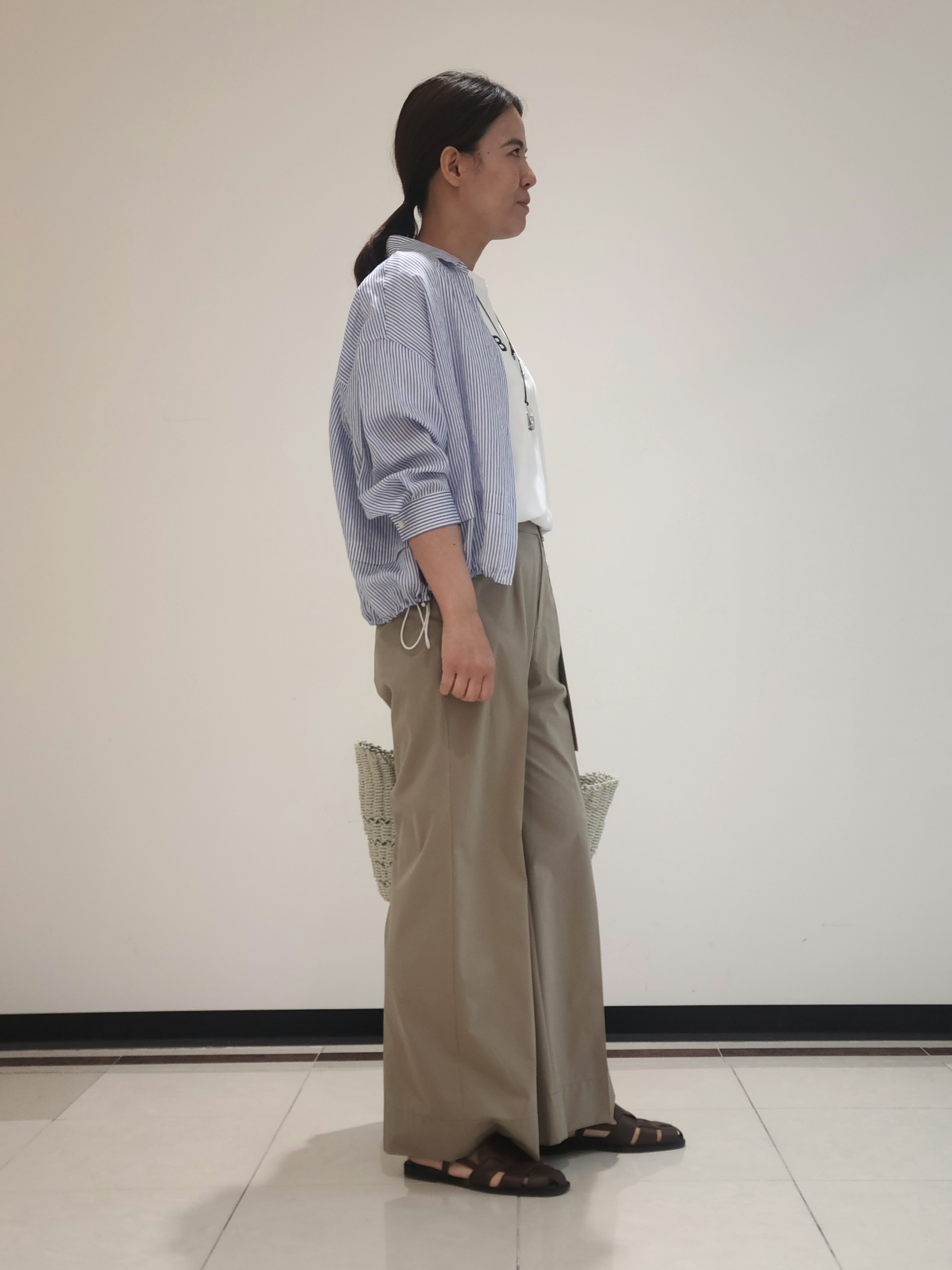 eriさんの「INDIVI｜【接触冷感／洗える／2WAY】ドロスト付 シアーシャンブレーシャツ」を使ったコーディネート
