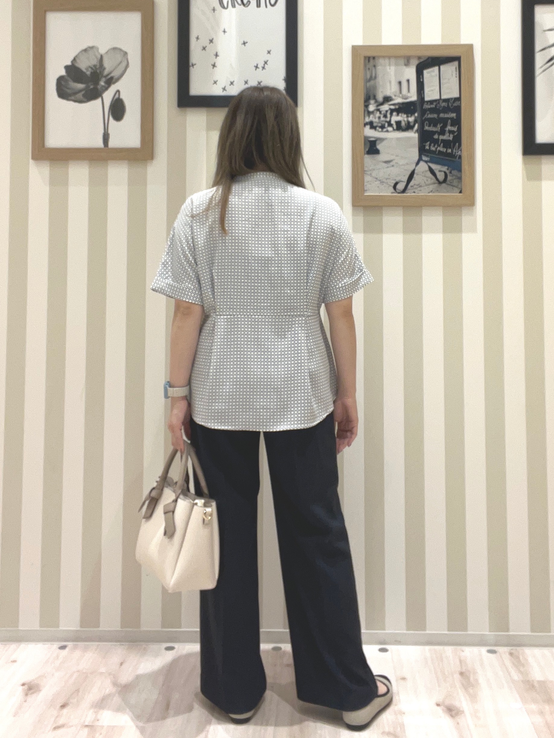 mさんの「SHOO･LA･RUE｜【UV/通勤】洗濯後しわになりにくい インしない ウエストタックペプラムブラウス」を使ったコーディネート