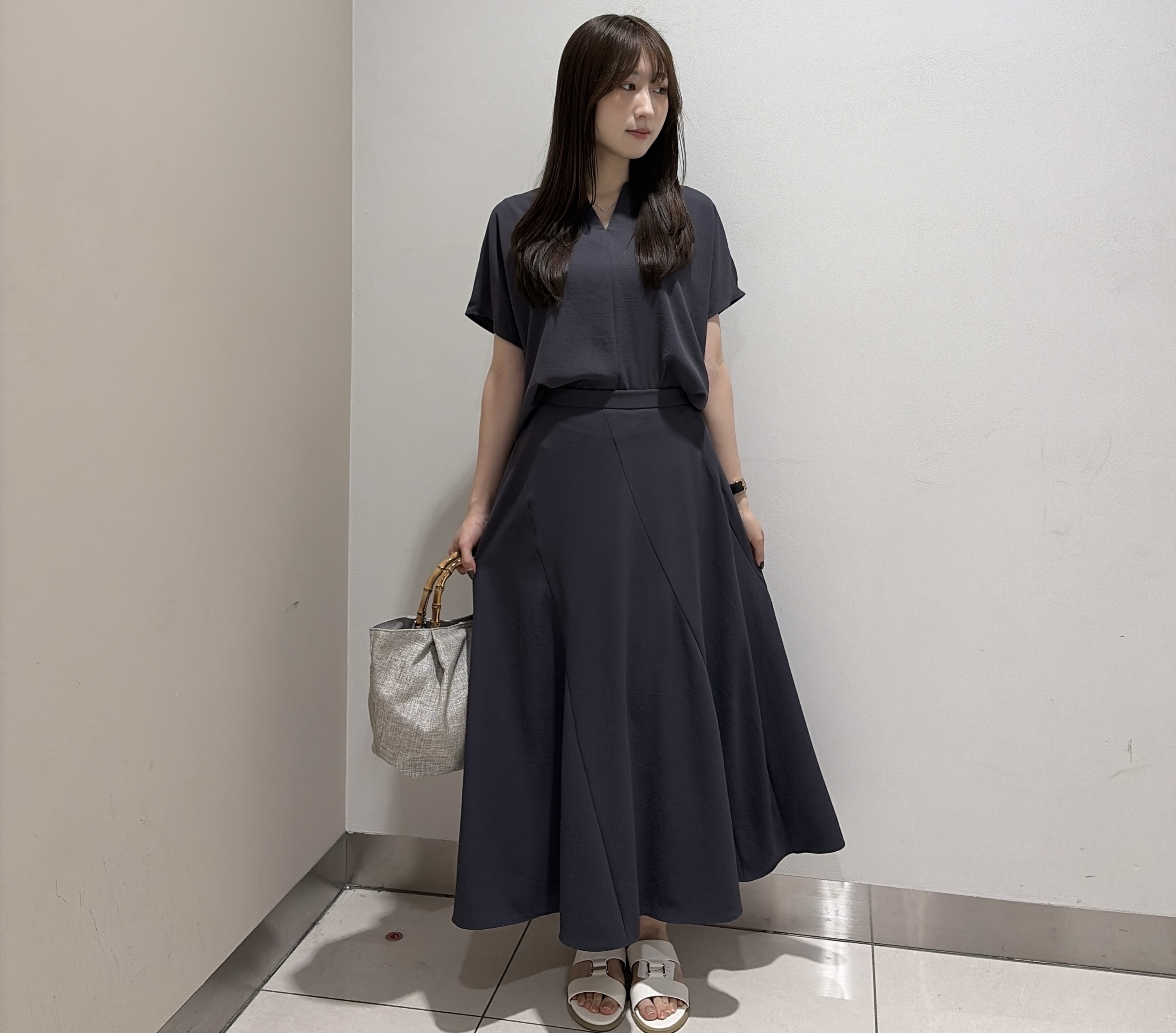 岡田美詩さんの「UNTITLED｜【UV/接触冷感/セットアップ可】リラクシーキーVネックブラウス」を使ったコーディネート