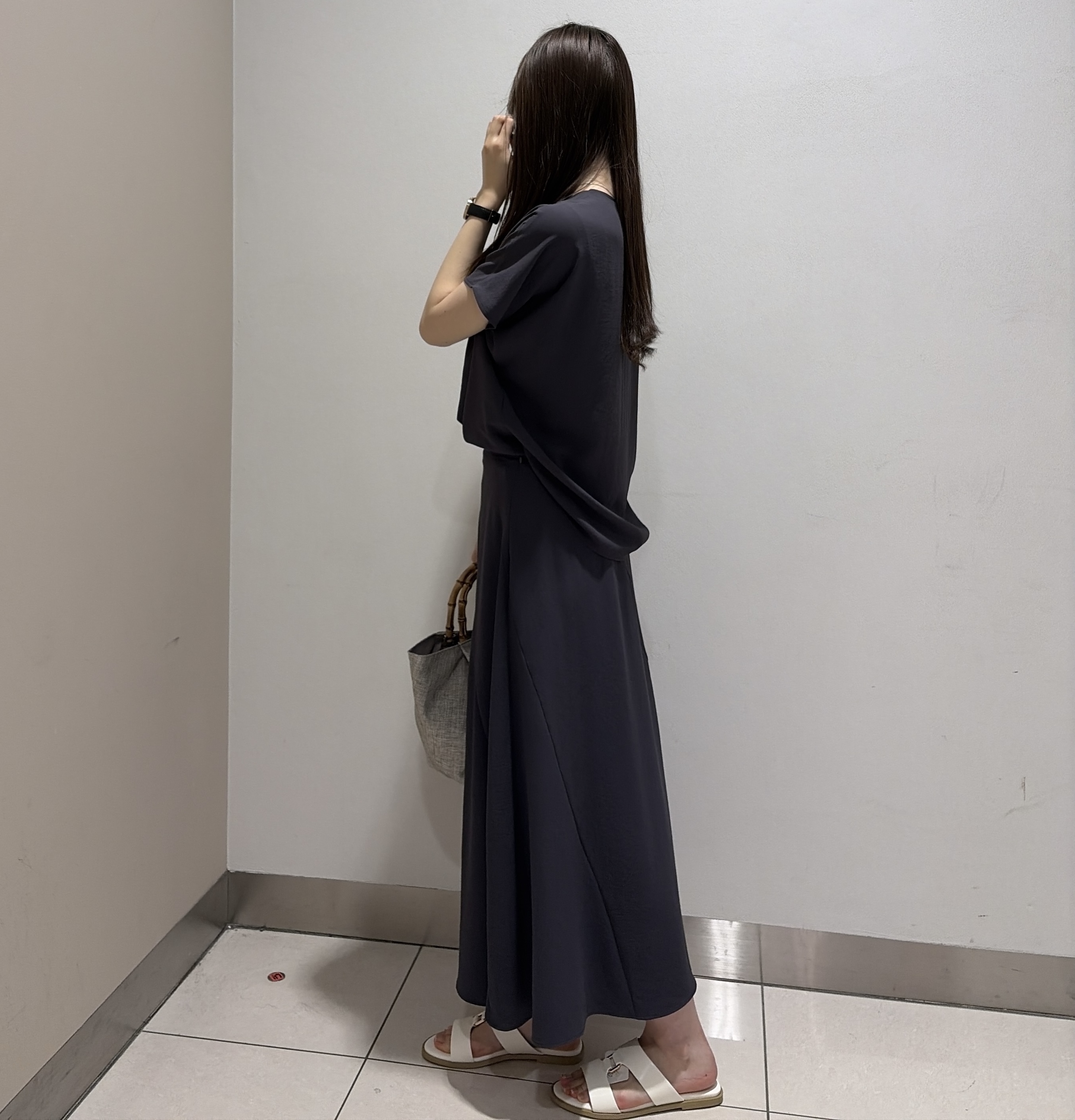 岡田美詩さんの「UNTITLED｜【UV/接触冷感/セットアップ可】リラクシーキーVネックブラウス」を使ったコーディネート