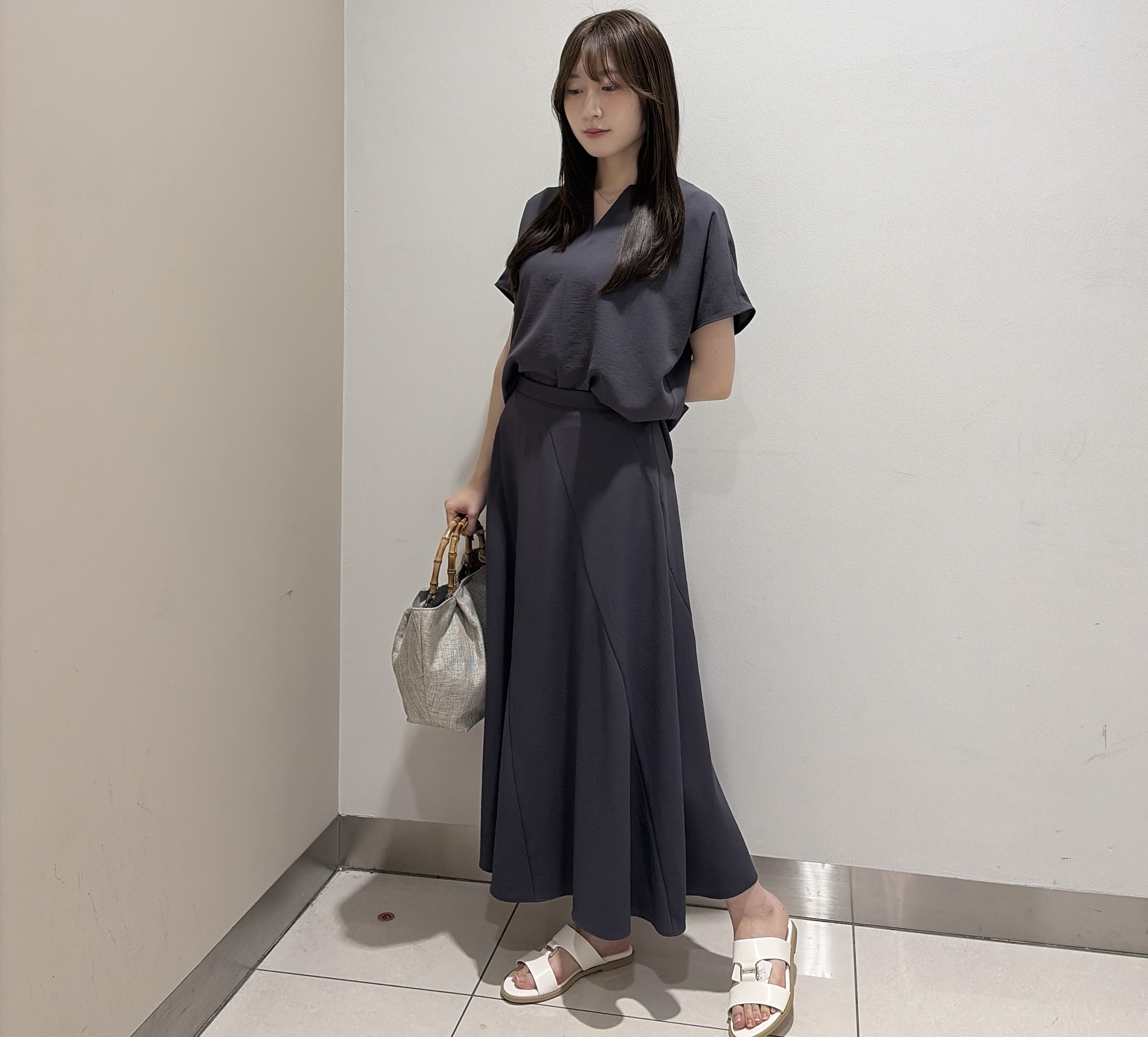 岡田美詩さんの「UNTITLED｜【UV/接触冷感/セットアップ可】リラクシーキーVネックブラウス」を使ったコーディネート