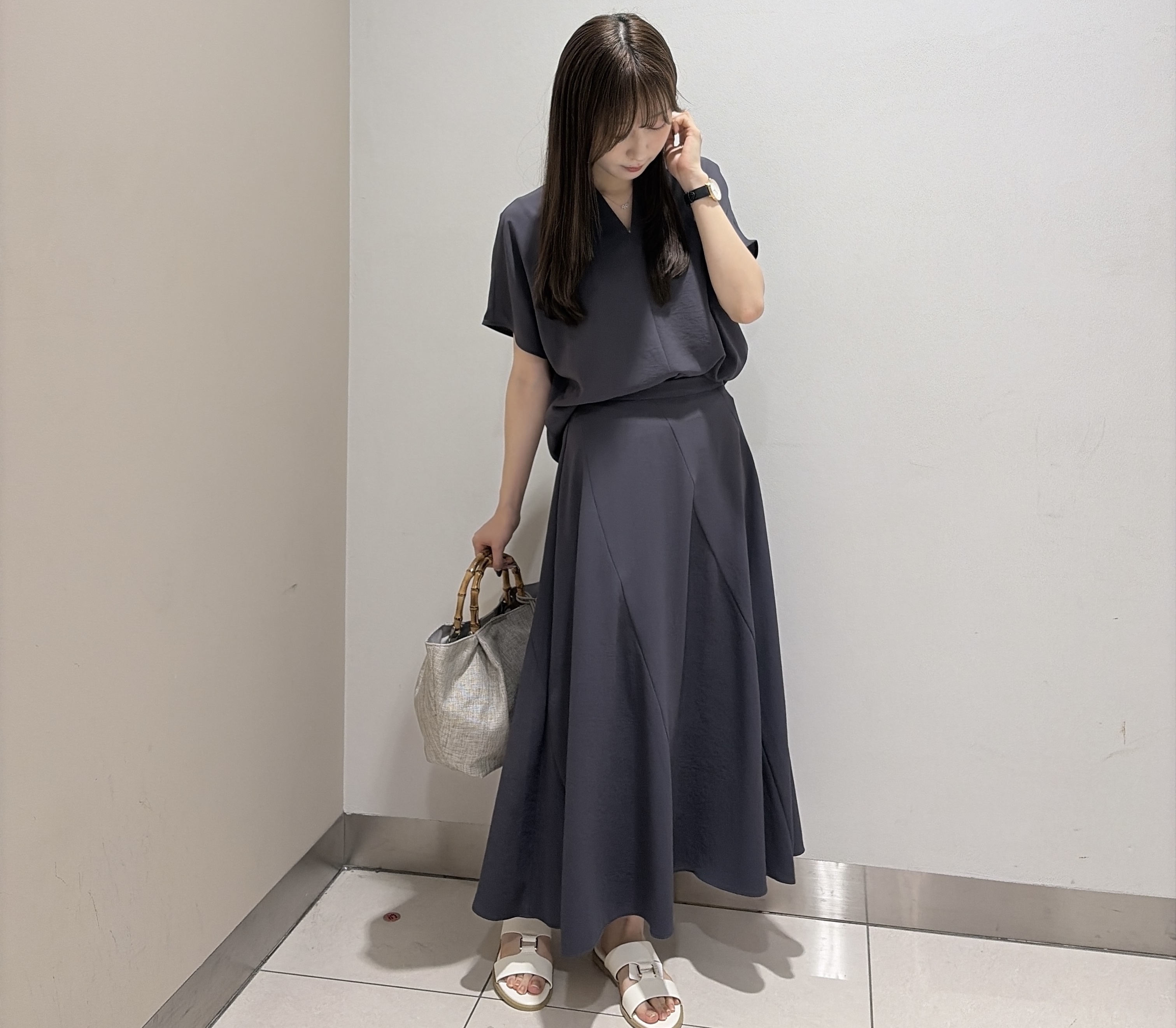 岡田美詩さんの「UNTITLED｜【UV/接触冷感/セットアップ可】リラクシーキーVネックブラウス」を使ったコーディネート