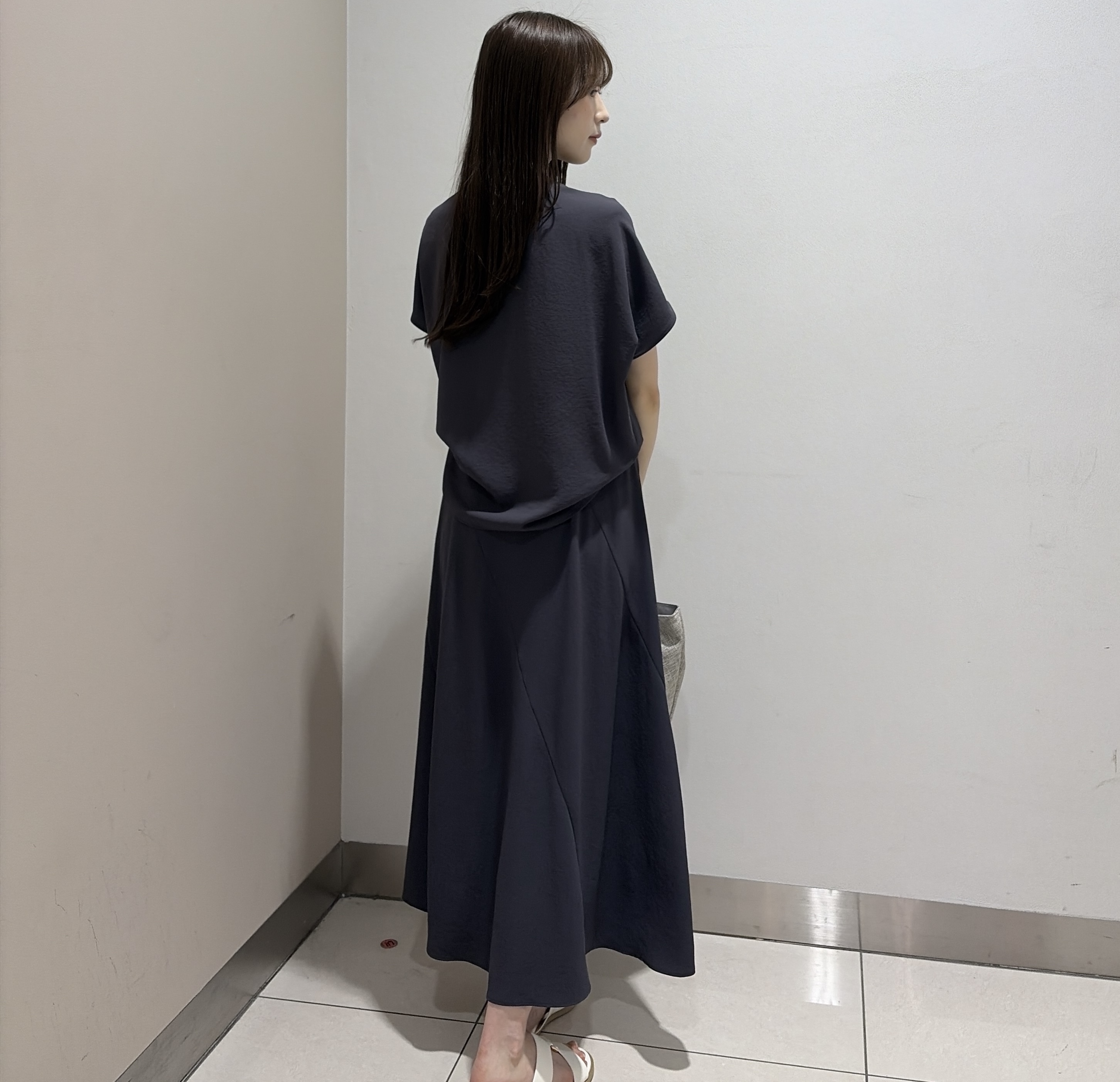 岡田美詩さんの「UNTITLED｜【UV/接触冷感/セットアップ可】リラクシーキーVネックブラウス」を使ったコーディネート
