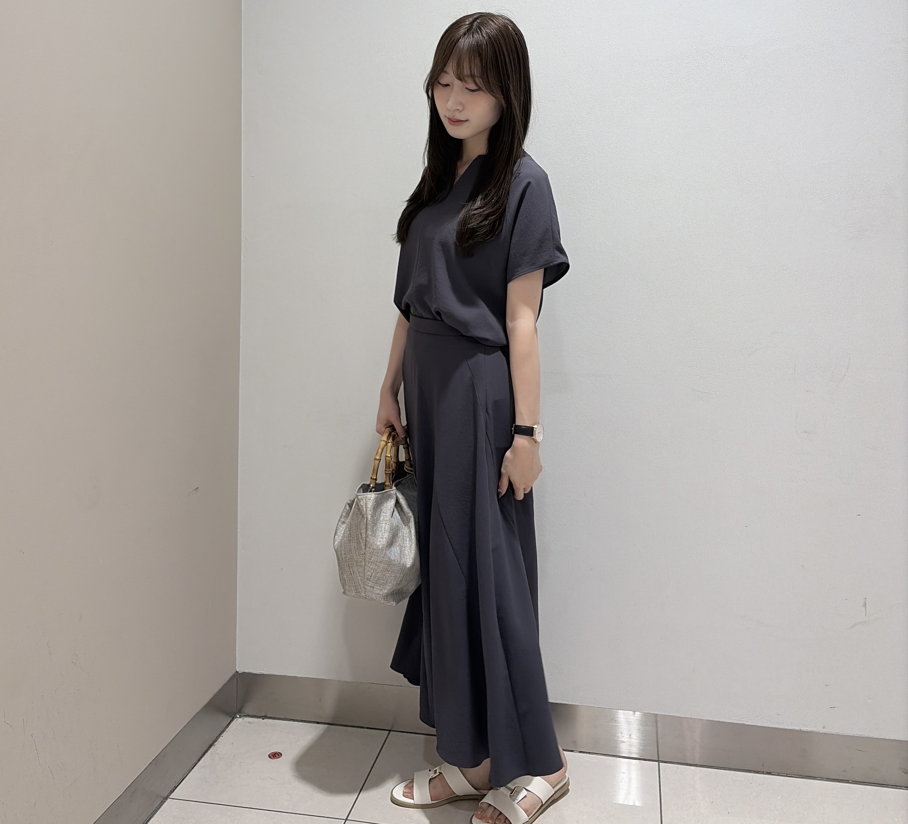 岡田美詩さんの「UNTITLED｜【UV/接触冷感/セットアップ可】リラクシーキーVネックブラウス」を使ったコーディネート