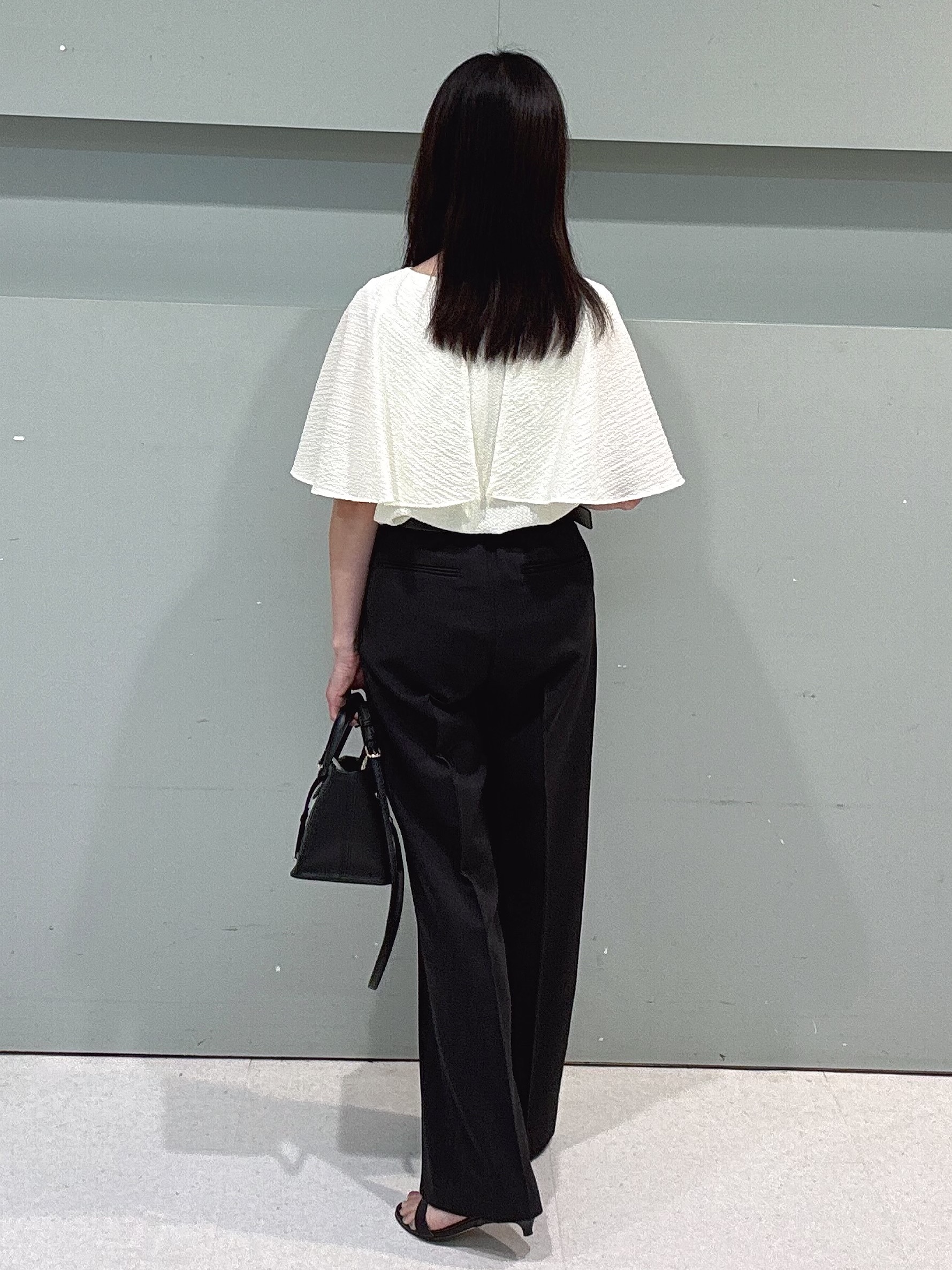 makiさんの「UNTITLED｜【洗える/ストレッチ性/フェミニン】ケープデザインブラウス」を使ったコーディネート