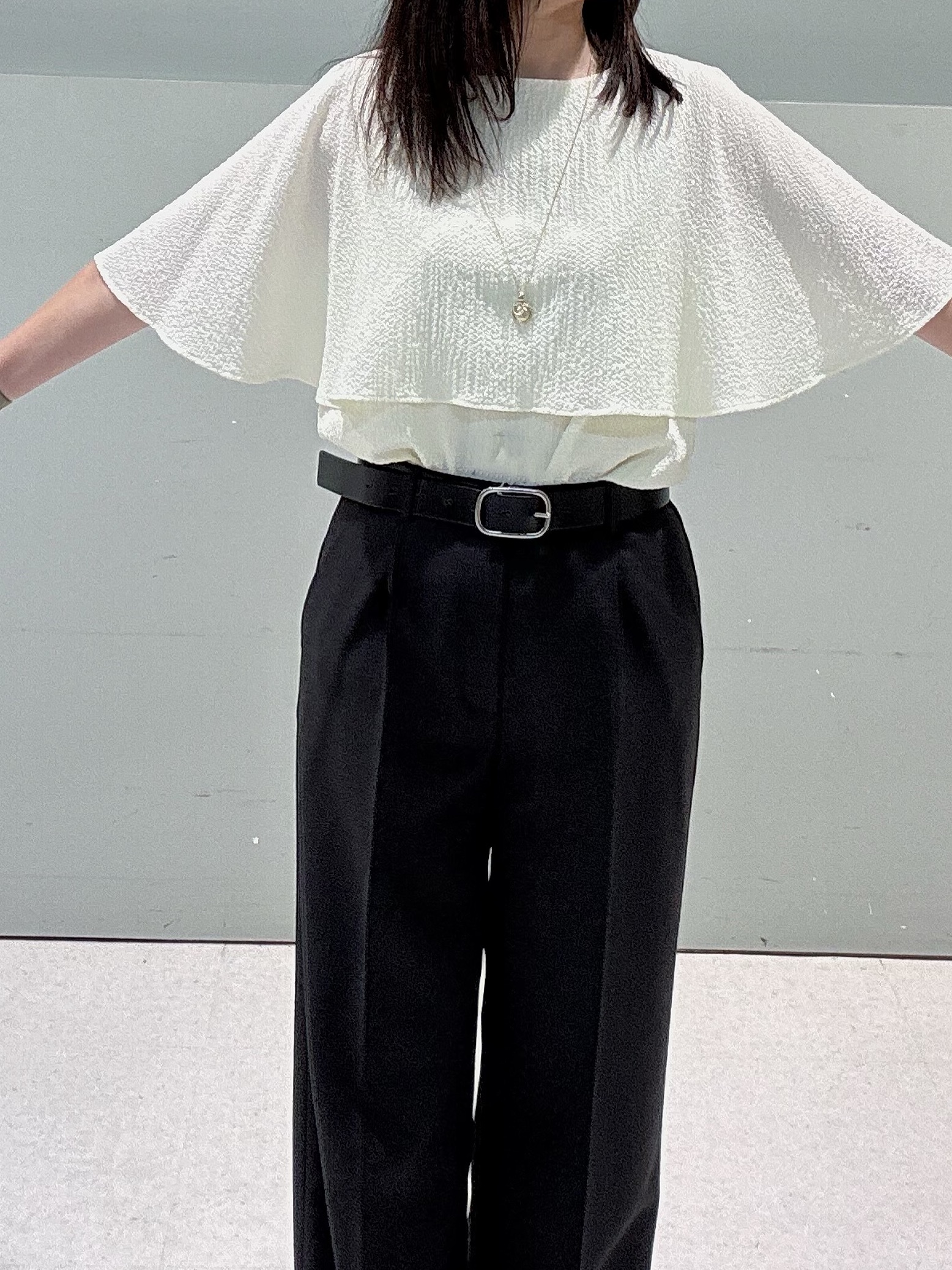 makiさんの「UNTITLED｜【洗える/ストレッチ性/フェミニン】ケープデザインブラウス」を使ったコーディネート