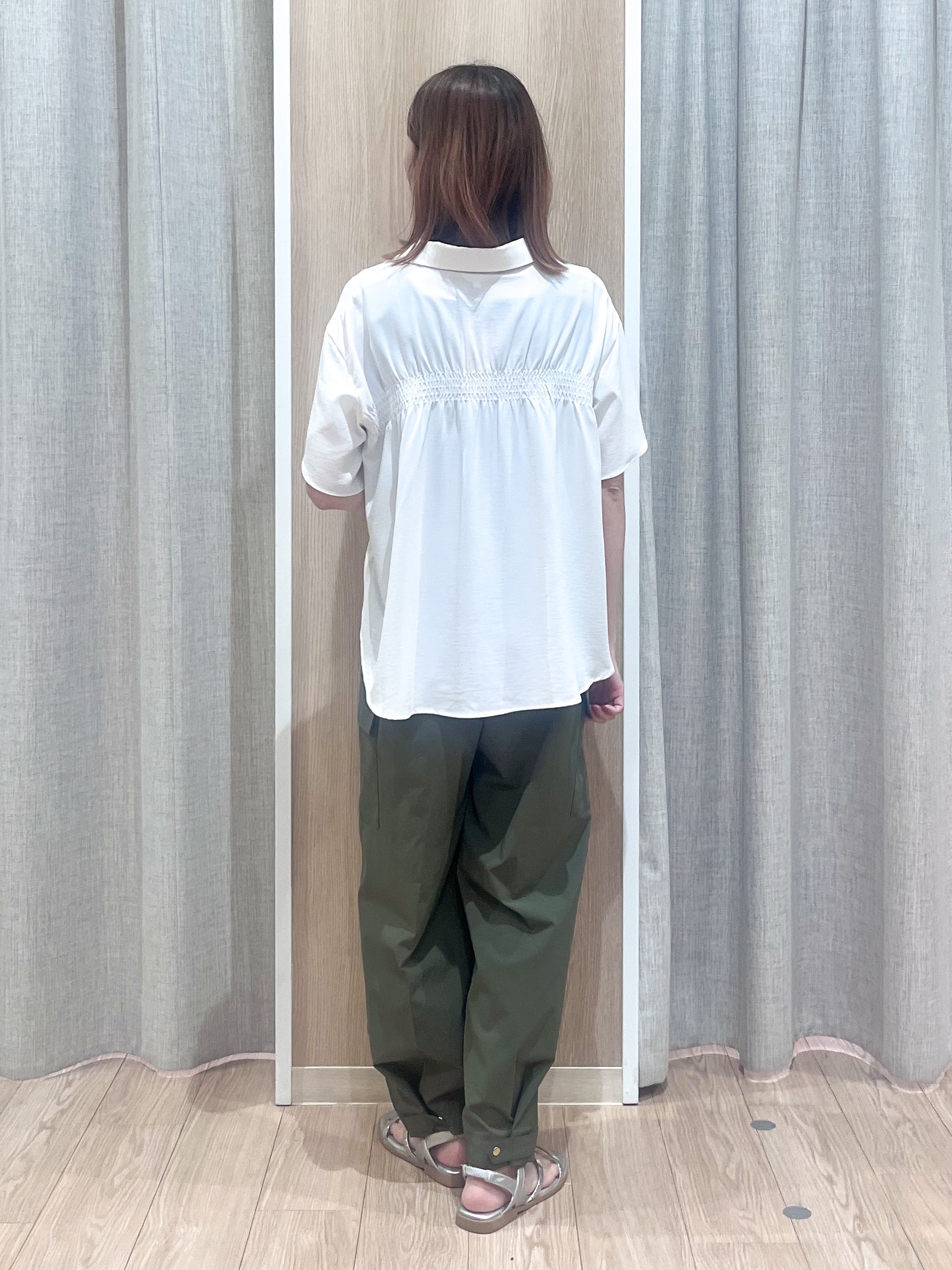みーちゃんさんの「grove｜【洗濯機◎】さらっと着映える、バックデザインブラウス」を使ったコーディネート