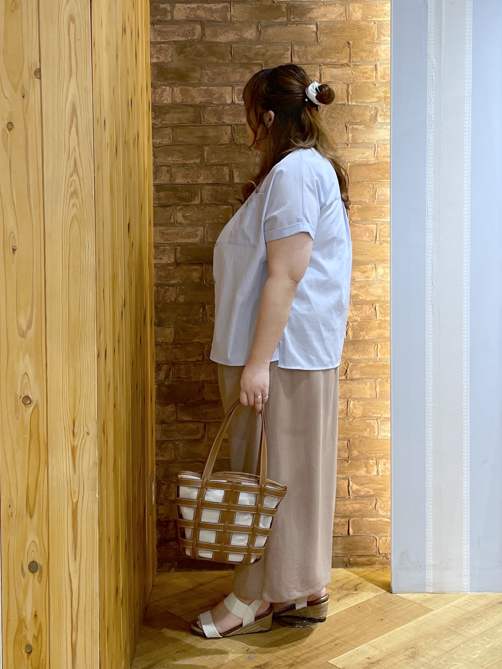 Risaさんの「SHOO･LA･RUE｜【通気性〇/UV/S-LL】風が通り抜ける 半袖バンドカラーシアーシャツ」を使ったコーディネート