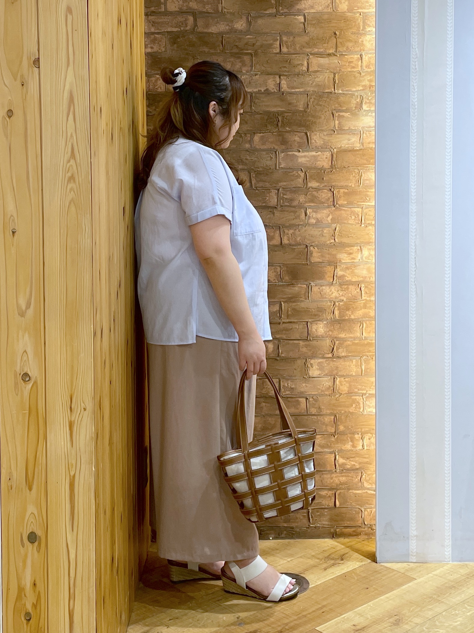 Risaさんの「SHOO･LA･RUE｜【通気性〇/UV/S-LL】風が通り抜ける 半袖バンドカラーシアーシャツ」を使ったコーディネート