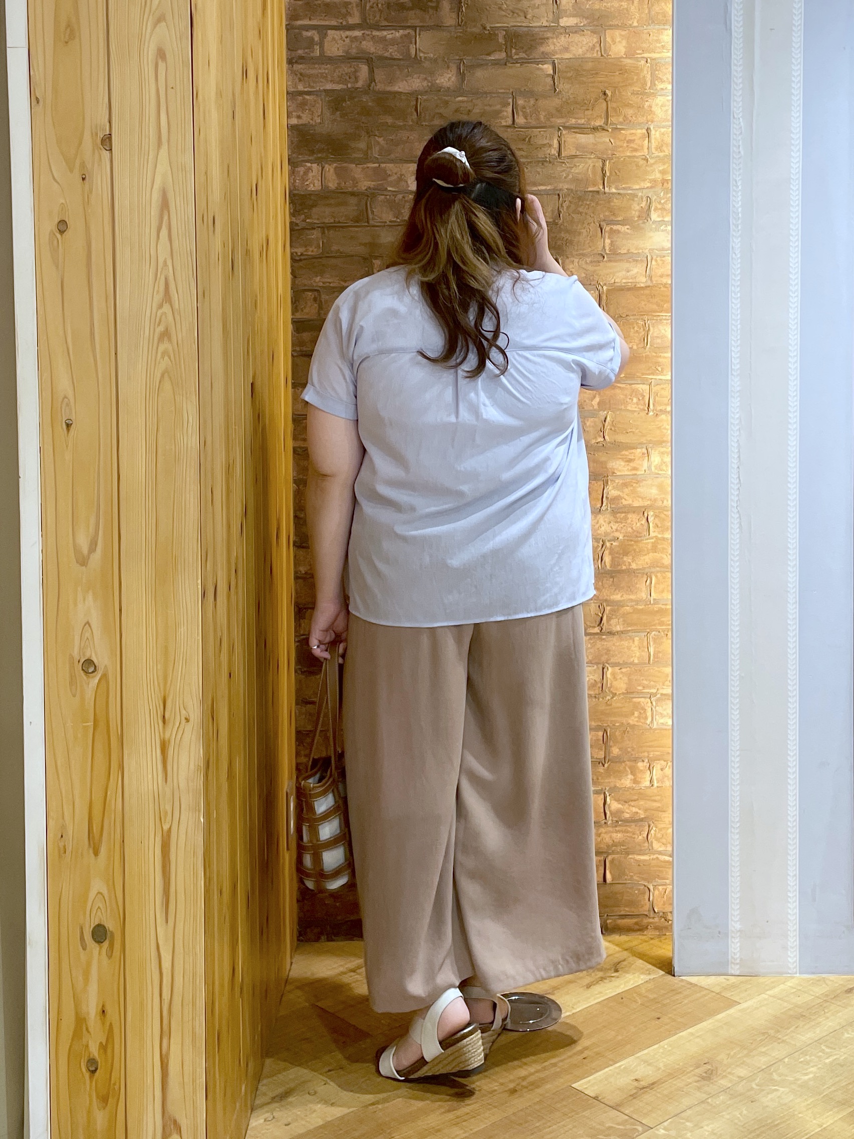 Risaさんの「SHOO･LA･RUE｜【通気性〇/UV/S-LL】風が通り抜ける 半袖バンドカラーシアーシャツ」を使ったコーディネート