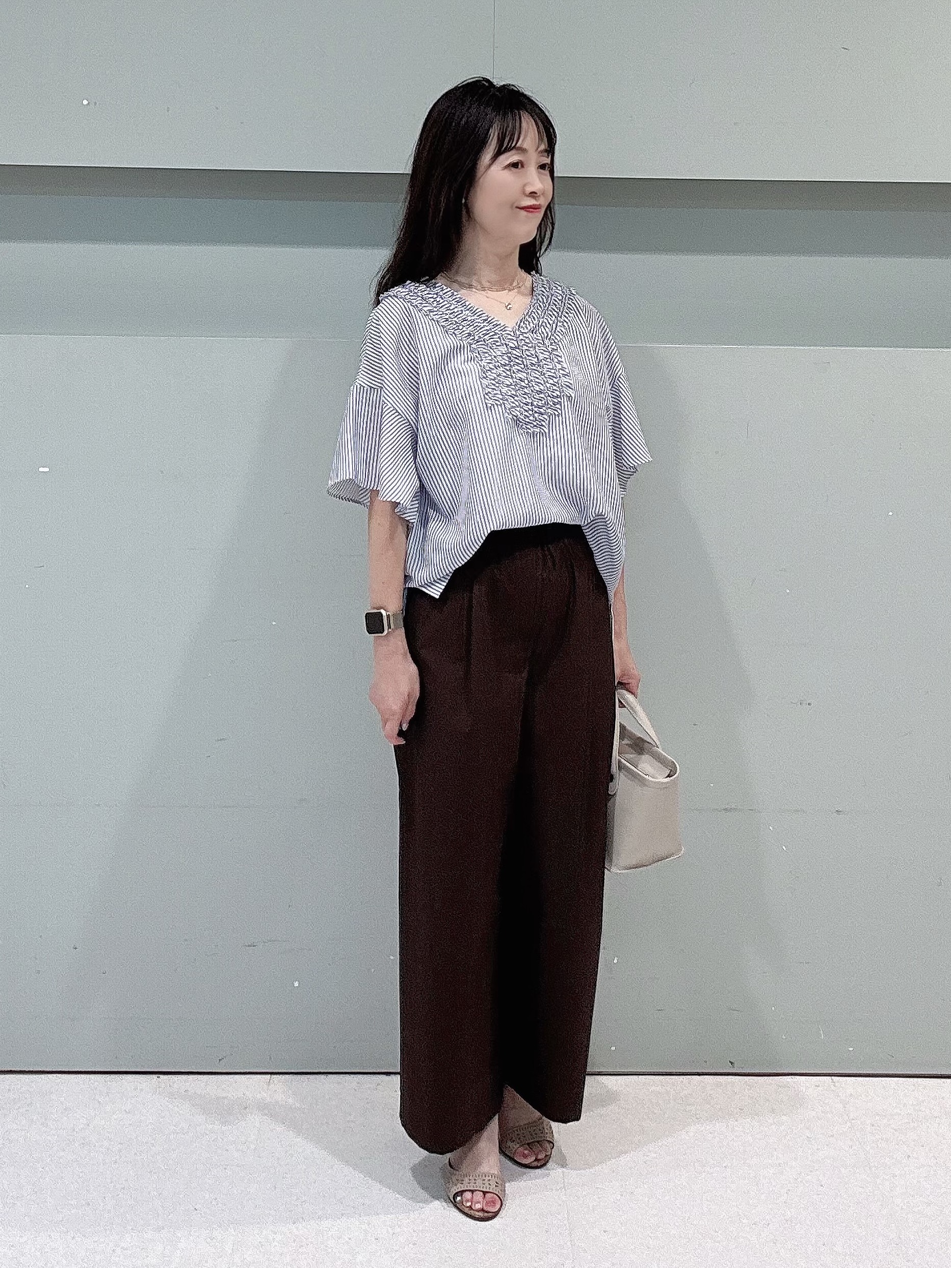 makiさんの「UNTITLED｜【接触冷感/通気性/洗える】Vネックフリルブラウス」を使ったコーディネート