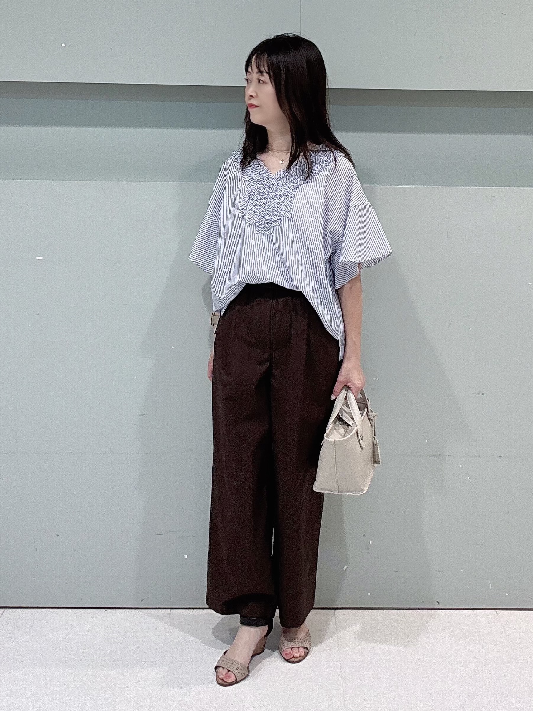 makiさんの「UNTITLED｜【接触冷感/通気性/洗える】Vネックフリルブラウス」を使ったコーディネート