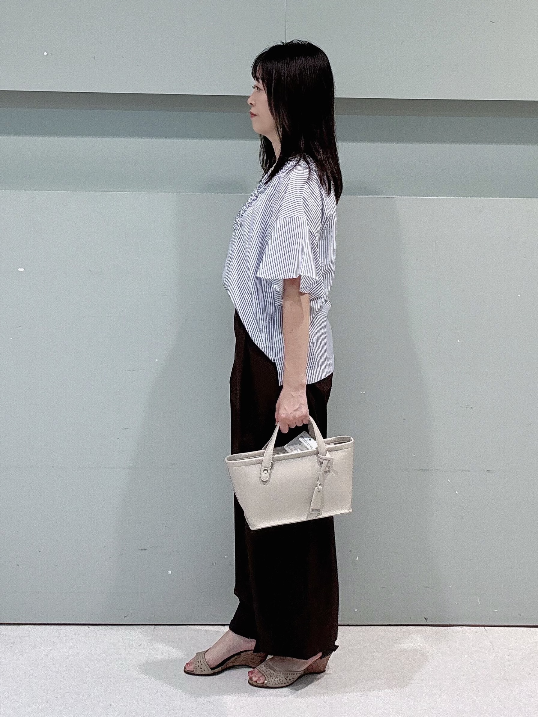 makiさんの「UNTITLED｜【接触冷感/通気性/洗える】Vネックフリルブラウス」を使ったコーディネート