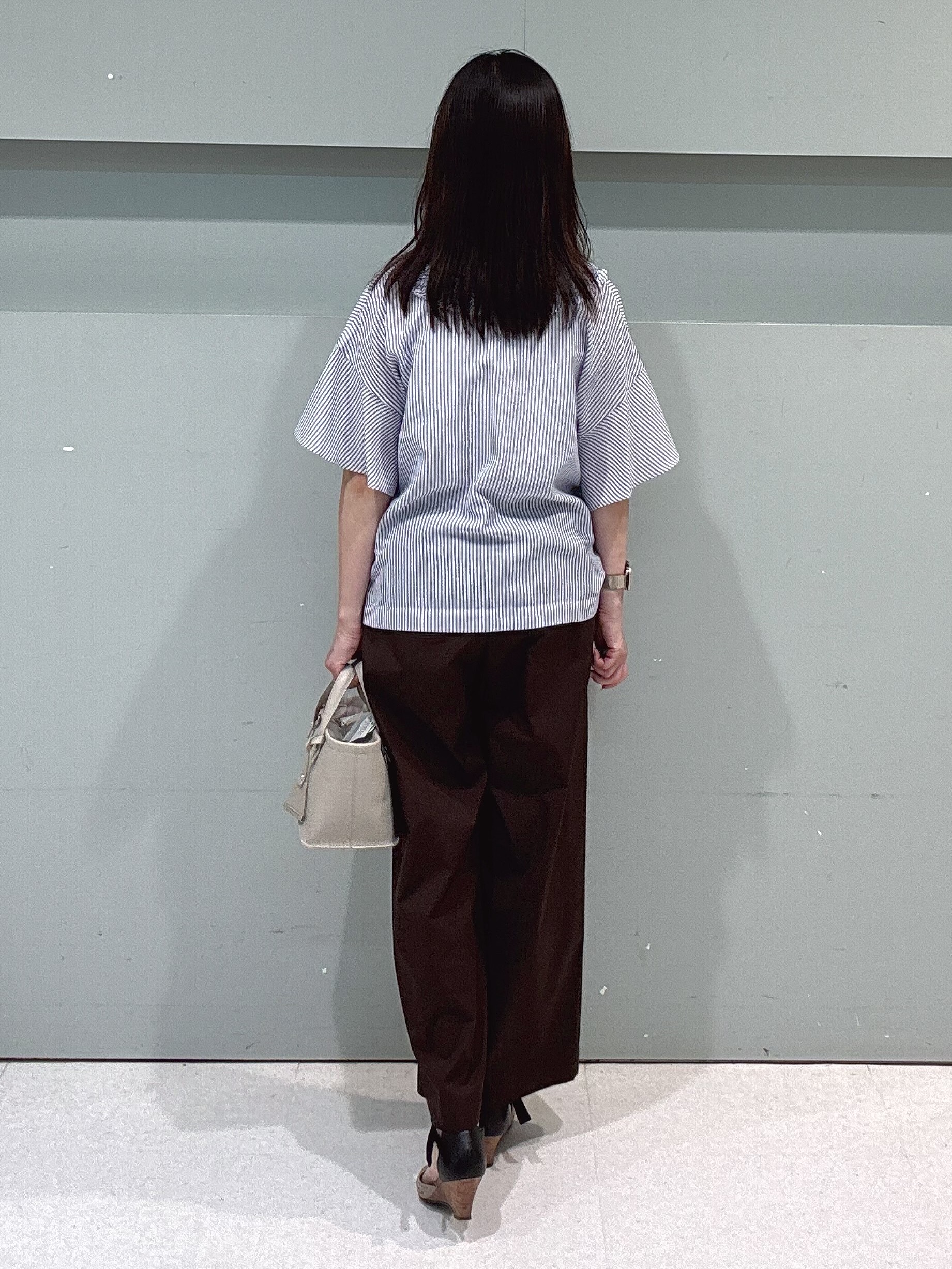 makiさんの「UNTITLED｜【接触冷感/通気性/洗える】Vネックフリルブラウス」を使ったコーディネート