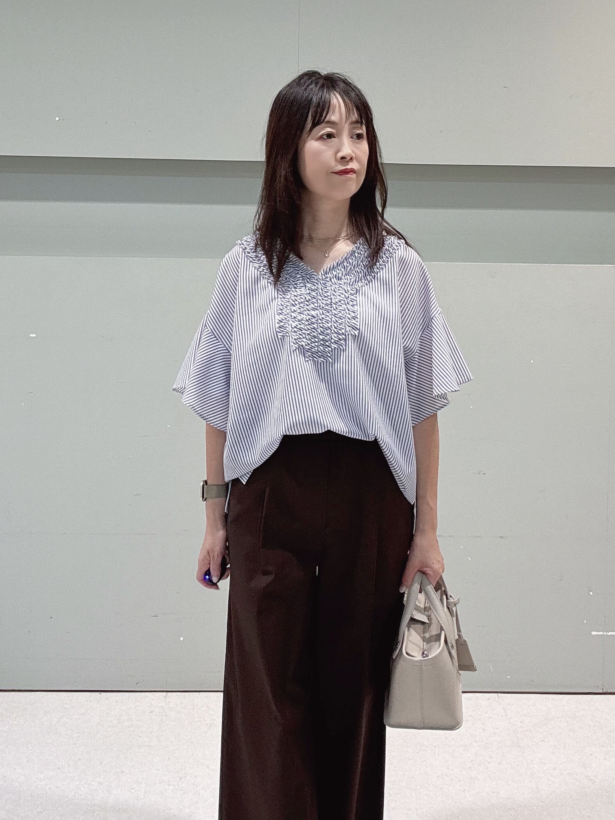 makiさんの「UNTITLED｜【接触冷感/通気性/洗える】Vネックフリルブラウス」を使ったコーディネート