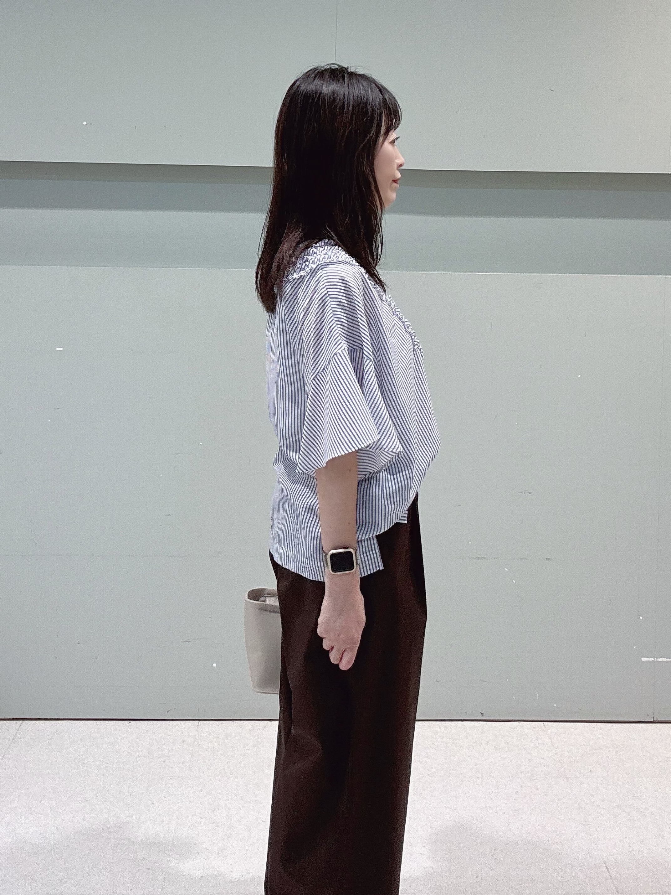 makiさんの「UNTITLED｜【接触冷感/通気性/洗える】Vネックフリルブラウス」を使ったコーディネート