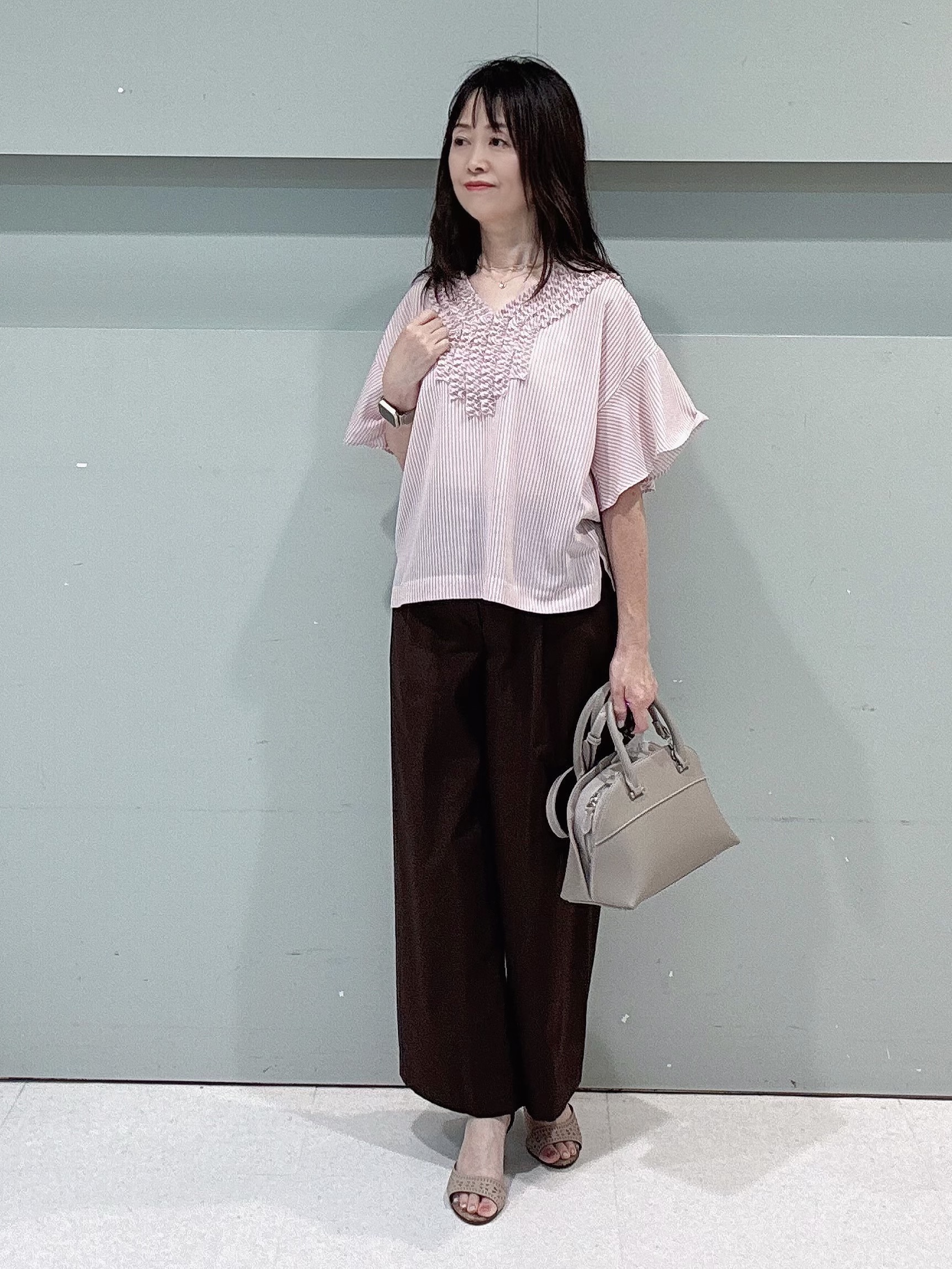 makiさんの「UNTITLED｜【接触冷感/通気性/洗える】Vネックフリルブラウス」を使ったコーディネート