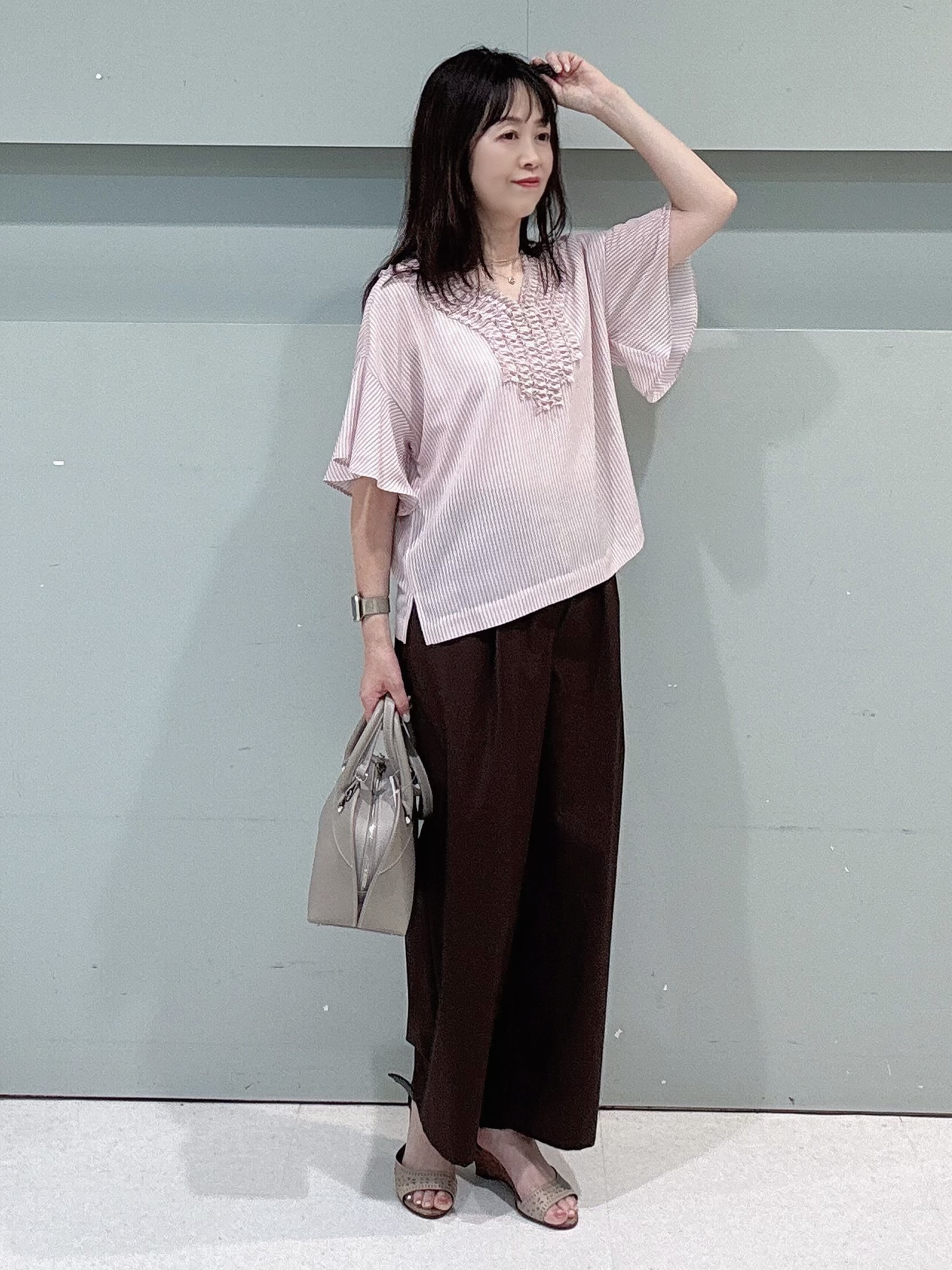 makiさんの「UNTITLED｜【接触冷感/通気性/洗える】Vネックフリルブラウス」を使ったコーディネート