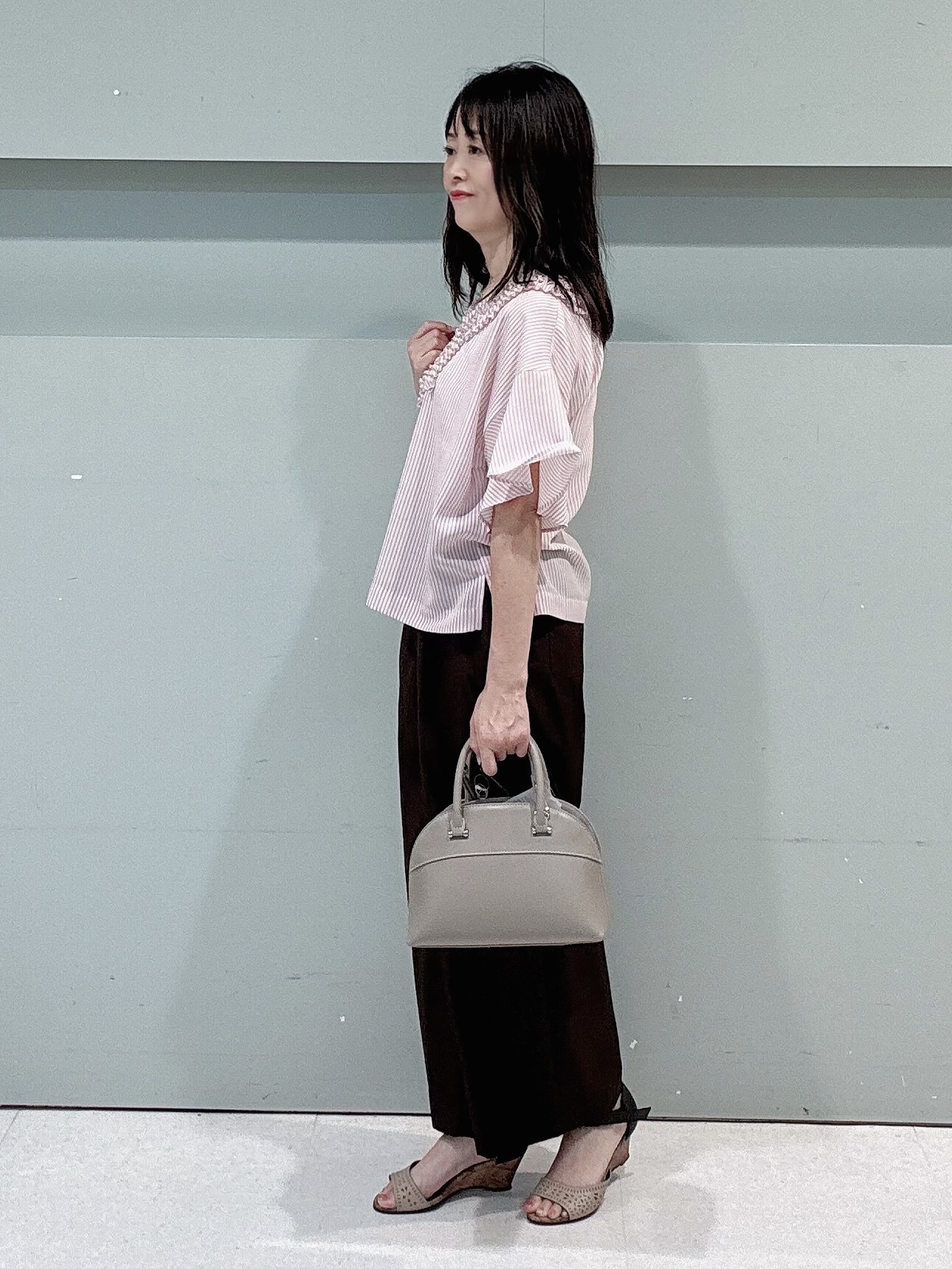 makiさんの「UNTITLED｜【接触冷感/通気性/洗える】Vネックフリルブラウス」を使ったコーディネート