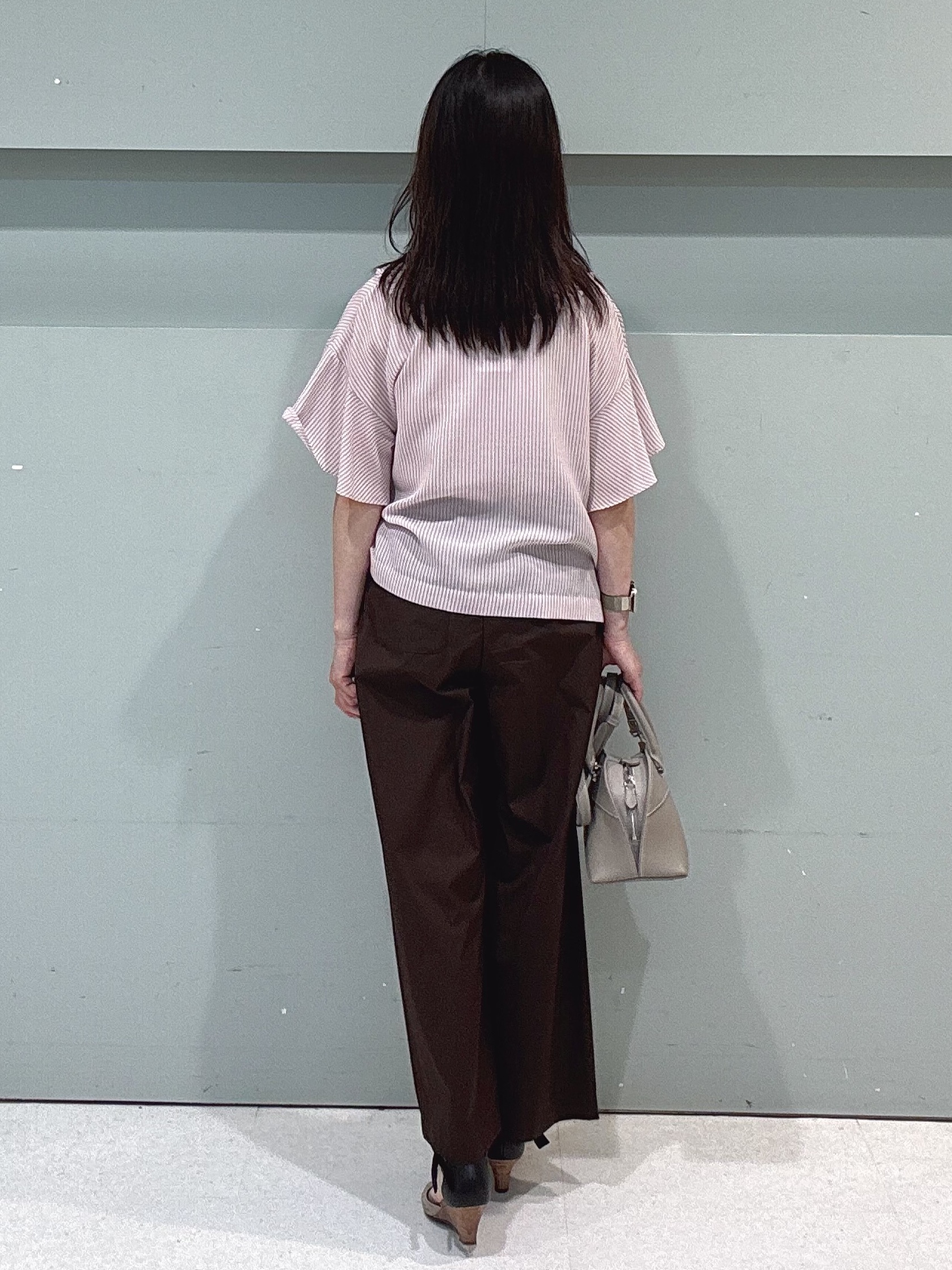 makiさんの「UNTITLED｜【接触冷感/通気性/洗える】Vネックフリルブラウス」を使ったコーディネート
