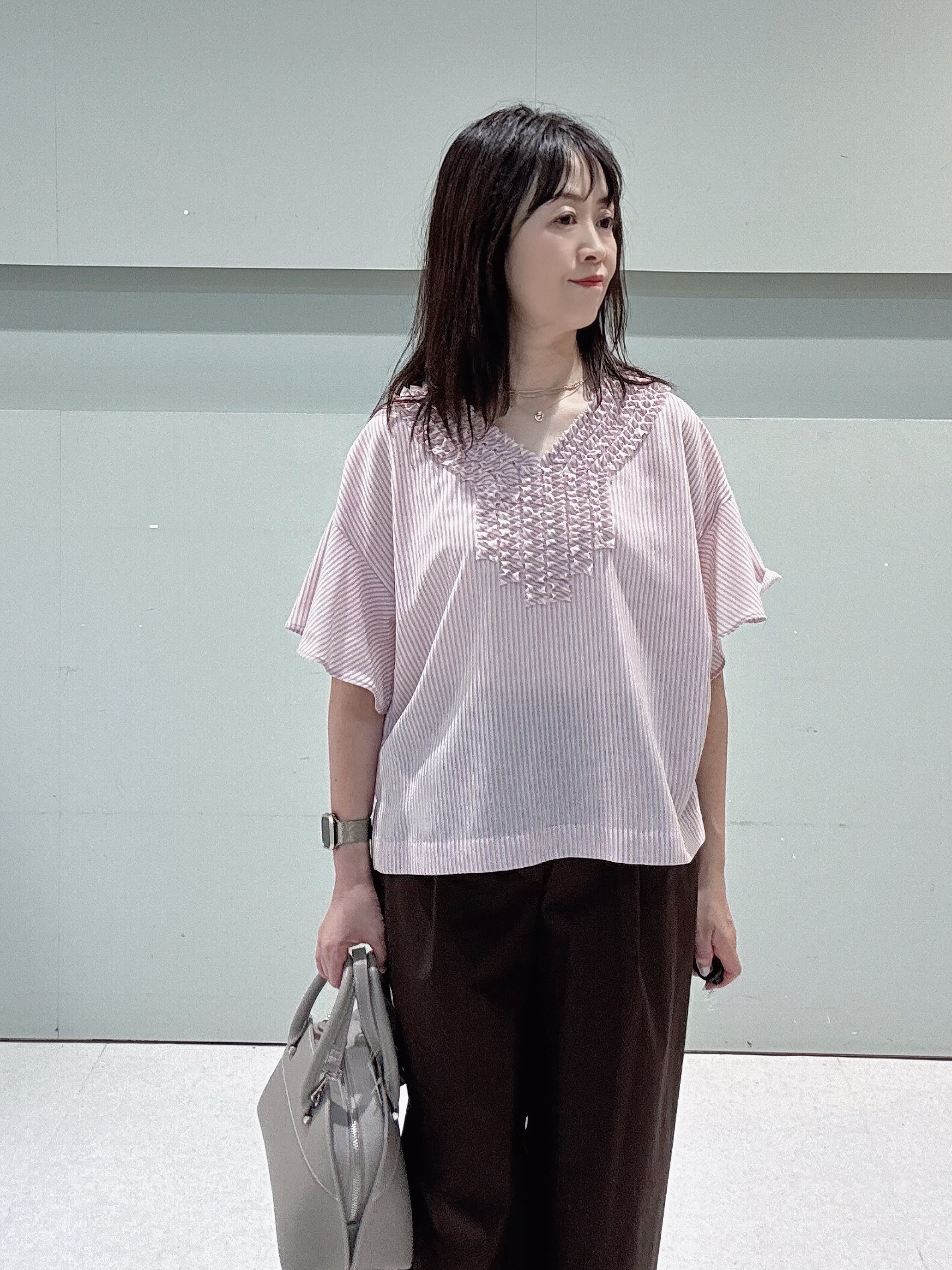 makiさんの「UNTITLED｜【接触冷感/通気性/洗える】Vネックフリルブラウス」を使ったコーディネート