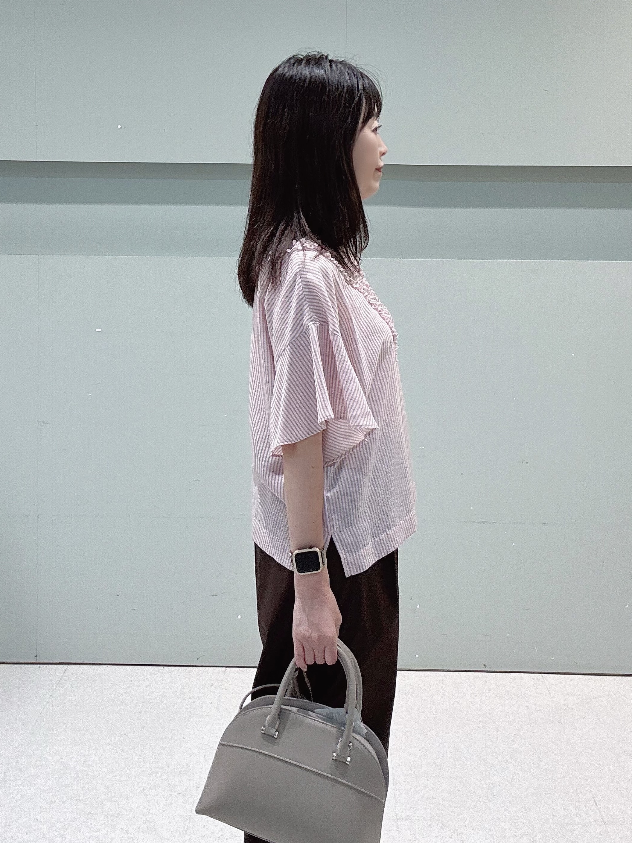 makiさんの「UNTITLED｜【接触冷感/通気性/洗える】Vネックフリルブラウス」を使ったコーディネート
