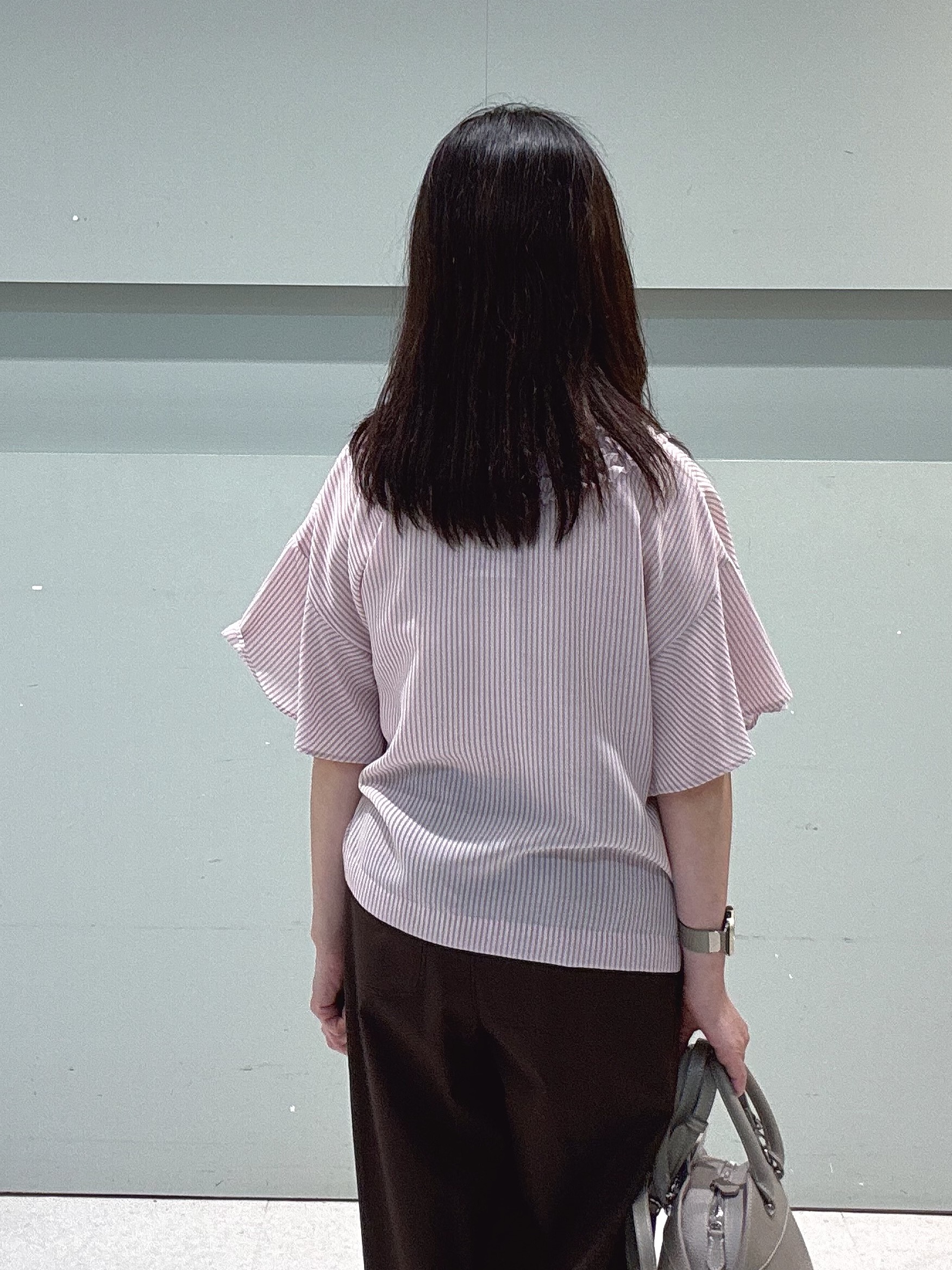 makiさんの「UNTITLED｜【接触冷感/通気性/洗える】Vネックフリルブラウス」を使ったコーディネート
