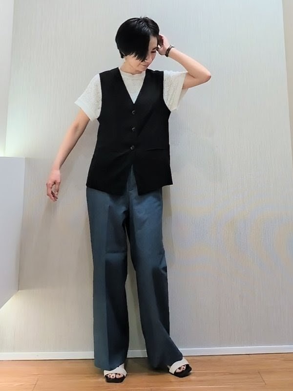 ミズタさんの「UNTITLED｜◆【セットアップ可/接触冷感/通気性】ドライシアーVネックジレ」を使ったコーディネート