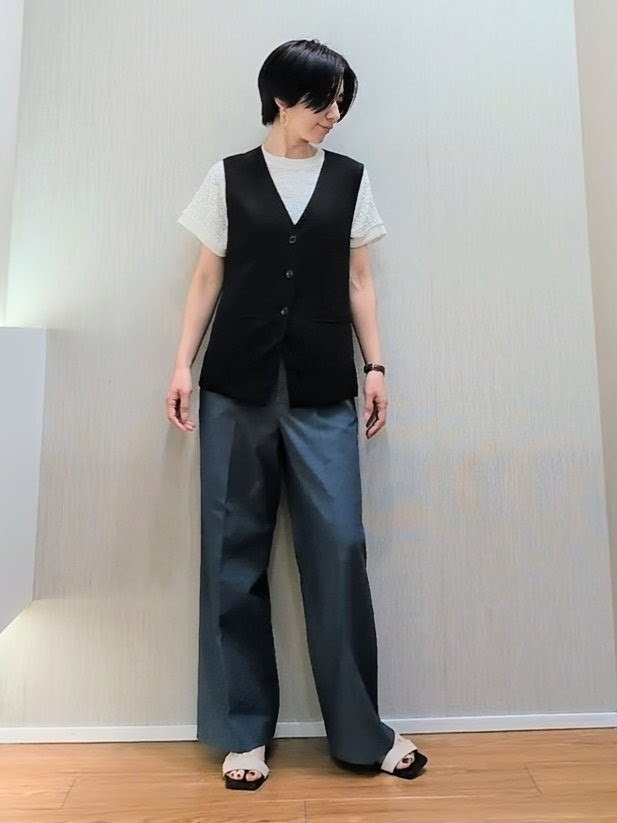 ミズタさんの「UNTITLED｜◆【セットアップ可/接触冷感/通気性】ドライシアーVネックジレ」を使ったコーディネート