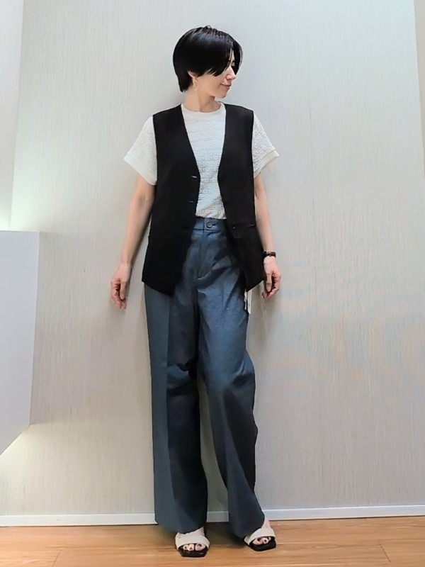 ミズタさんの「UNTITLED｜◆【セットアップ可/接触冷感/通気性】ドライシアーVネックジレ」を使ったコーディネート