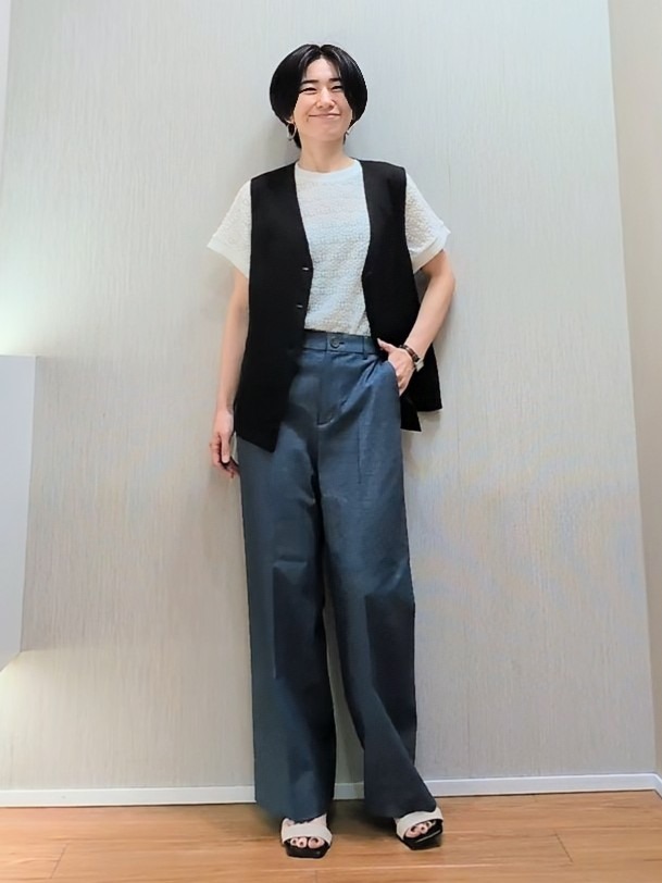 ミズタさんの「UNTITLED｜◆【セットアップ可/接触冷感/通気性】ドライシアーVネックジレ」を使ったコーディネート