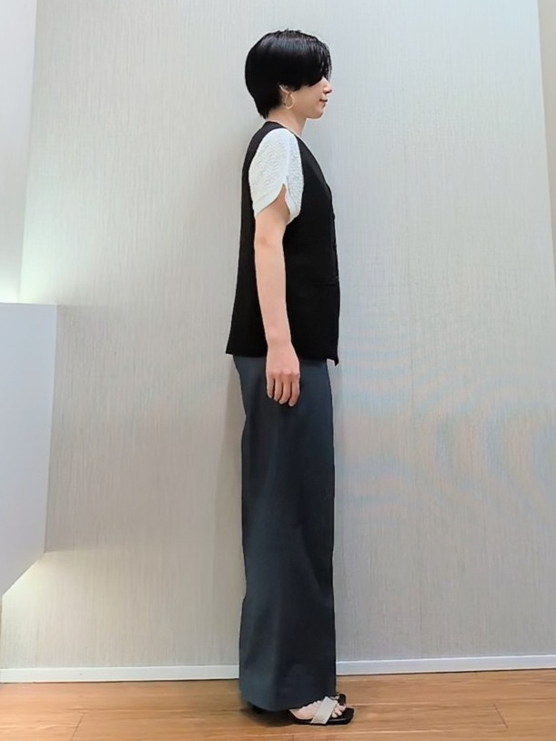 ミズタさんの「UNTITLED｜◆【セットアップ可/接触冷感/通気性】ドライシアーVネックジレ」を使ったコーディネート