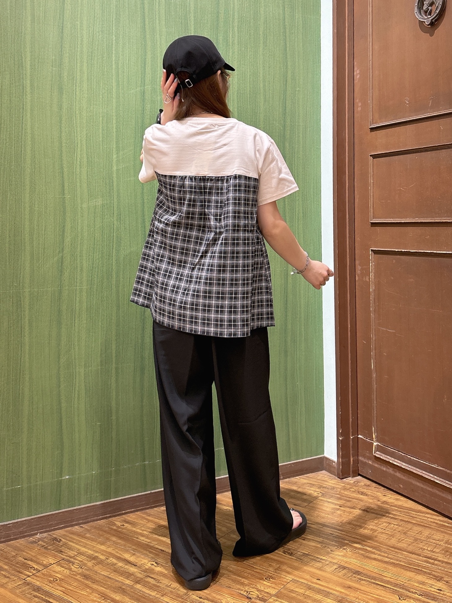 かおりさんの「SHOO･LA･RUE｜【S-LL/洗濯機可/体型カバー】インせずサマ見え ビスチェ風異素材ドッキングTシャツ」を使ったコーディネート
