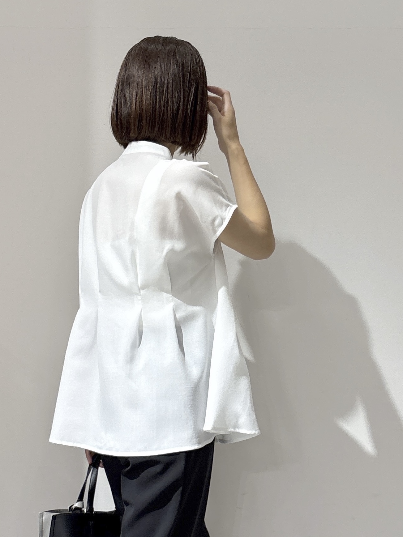 NAKAさんの「OPAQUE.CLIP｜【接触冷感／吸水速乾】リネンライク タックフレンチスリーブブラウス《洗濯機OK》」を使ったコーディネート