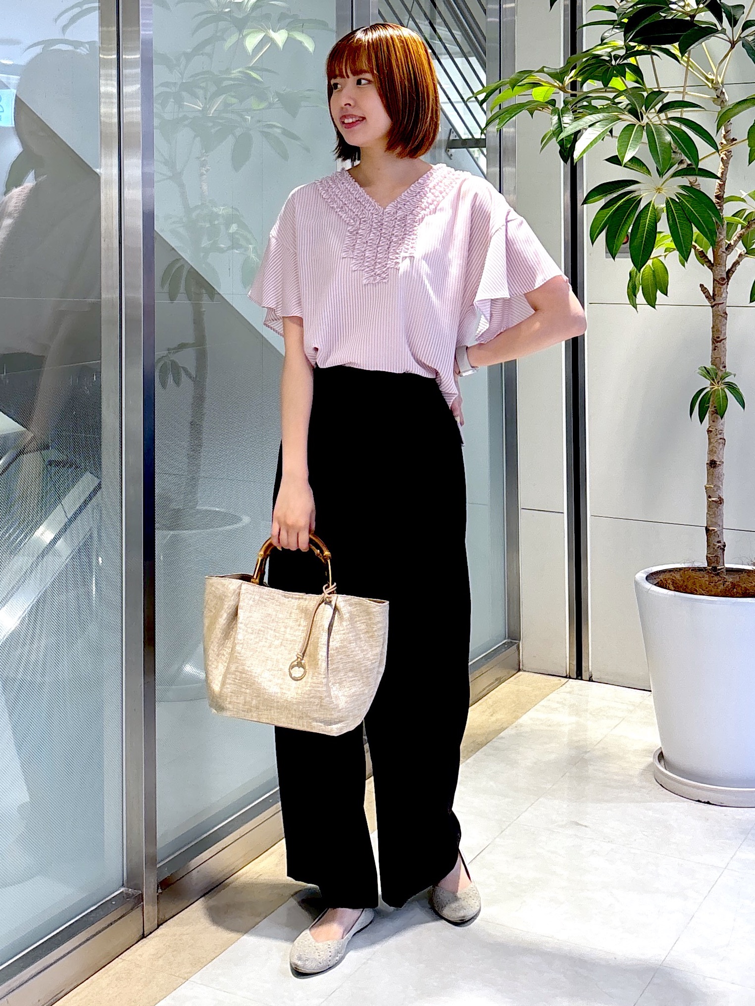 yukaさんの「UNTITLED｜【接触冷感/通気性/洗える】Vネックフリルブラウス」を使ったコーディネート