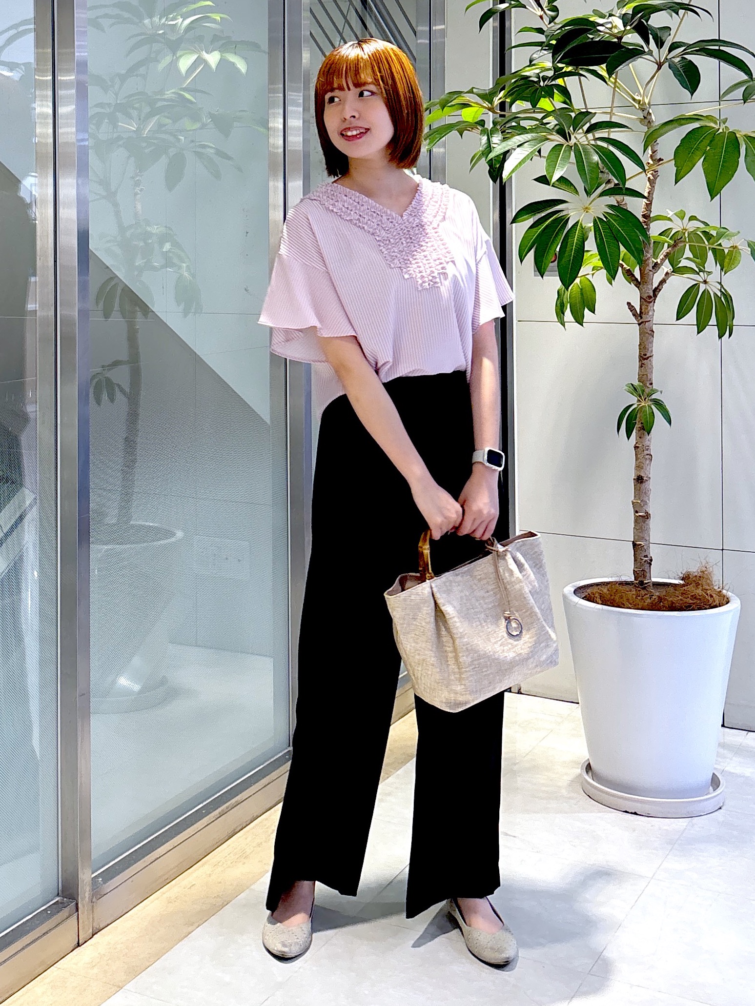 yukaさんの「UNTITLED｜【接触冷感/通気性/洗える】Vネックフリルブラウス」を使ったコーディネート