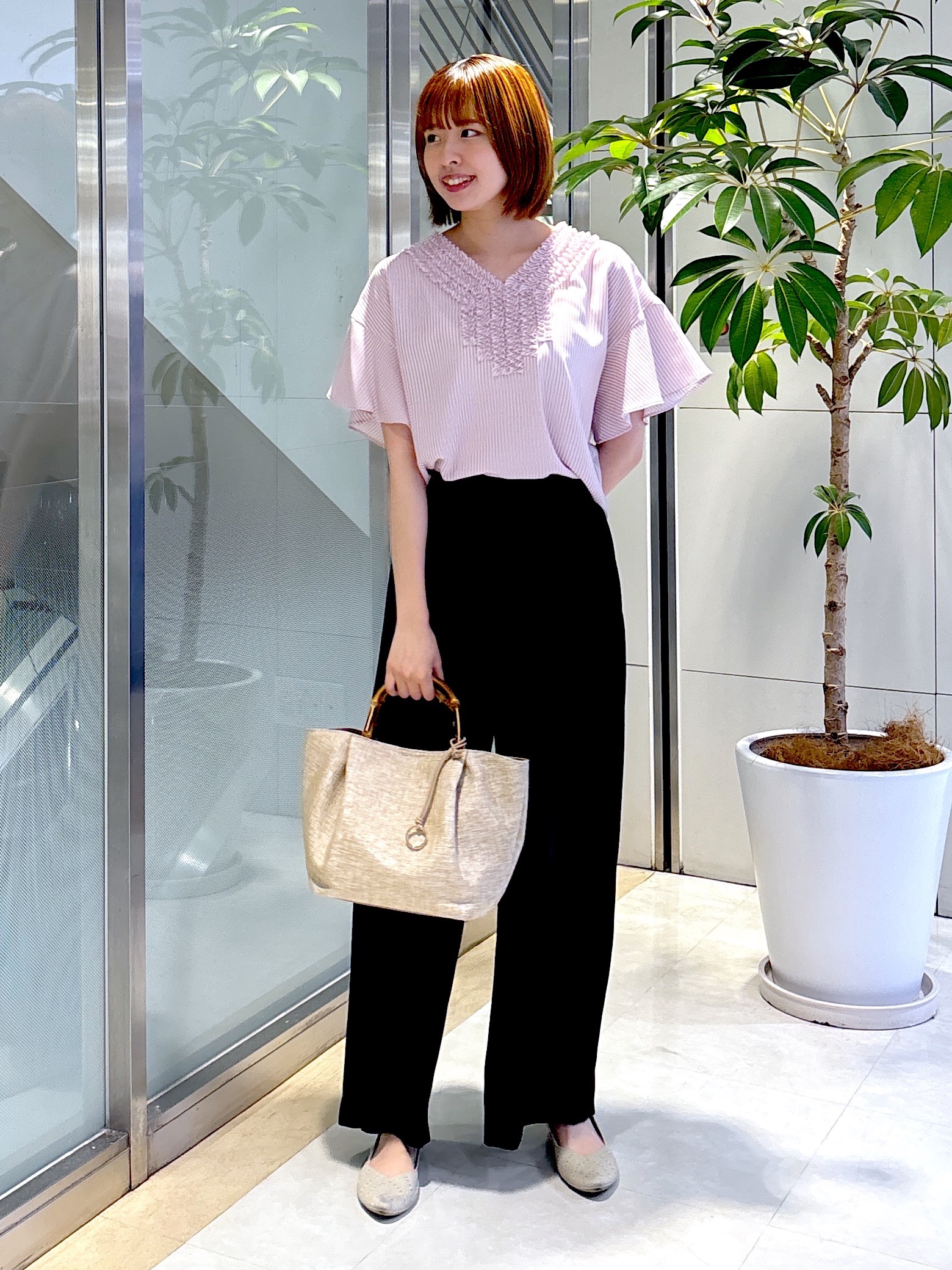 yukaさんの「UNTITLED｜【接触冷感/通気性/洗える】Vネックフリルブラウス」を使ったコーディネート