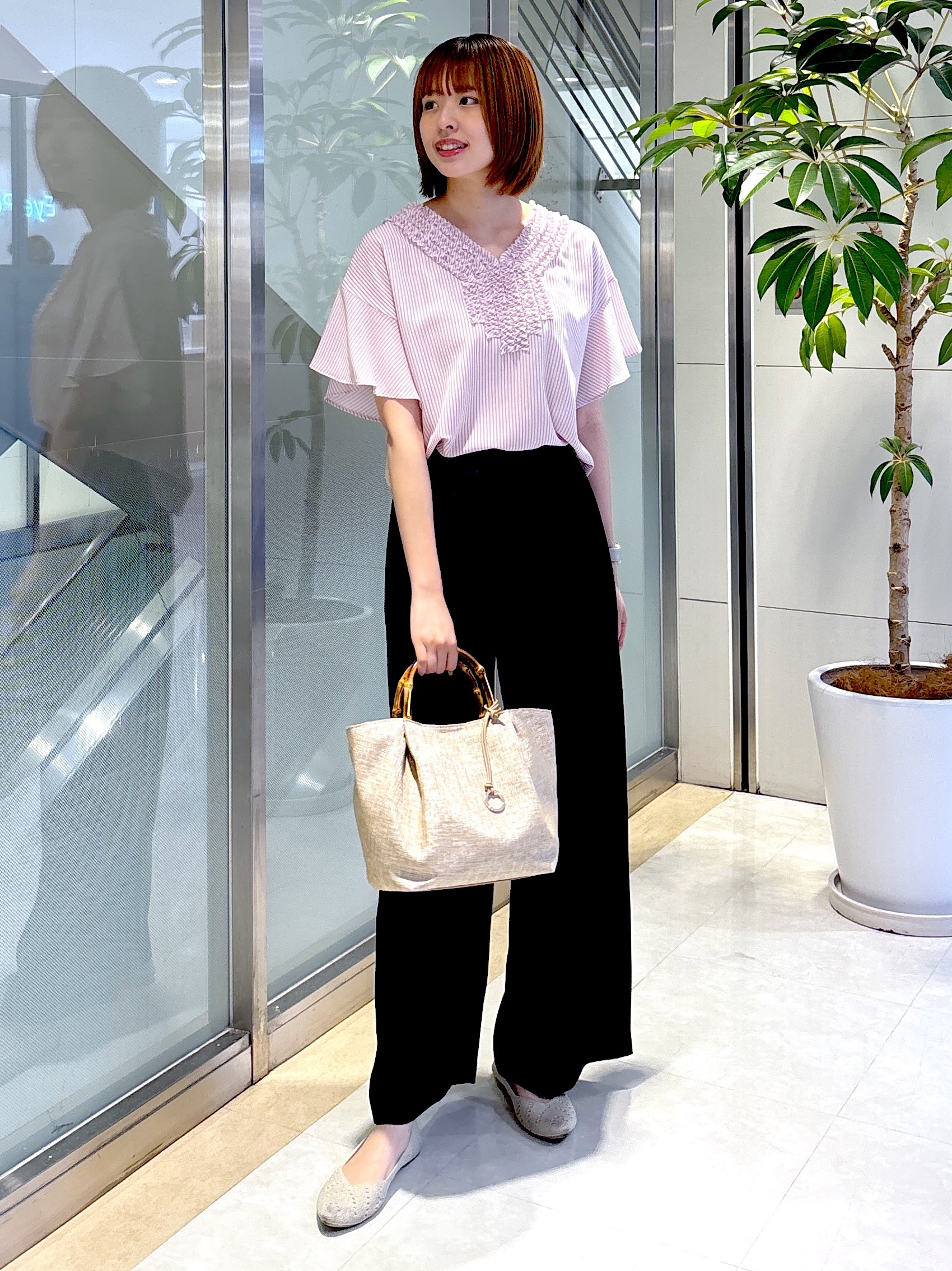 yukaさんの「UNTITLED｜【接触冷感/通気性/洗える】Vネックフリルブラウス」を使ったコーディネート