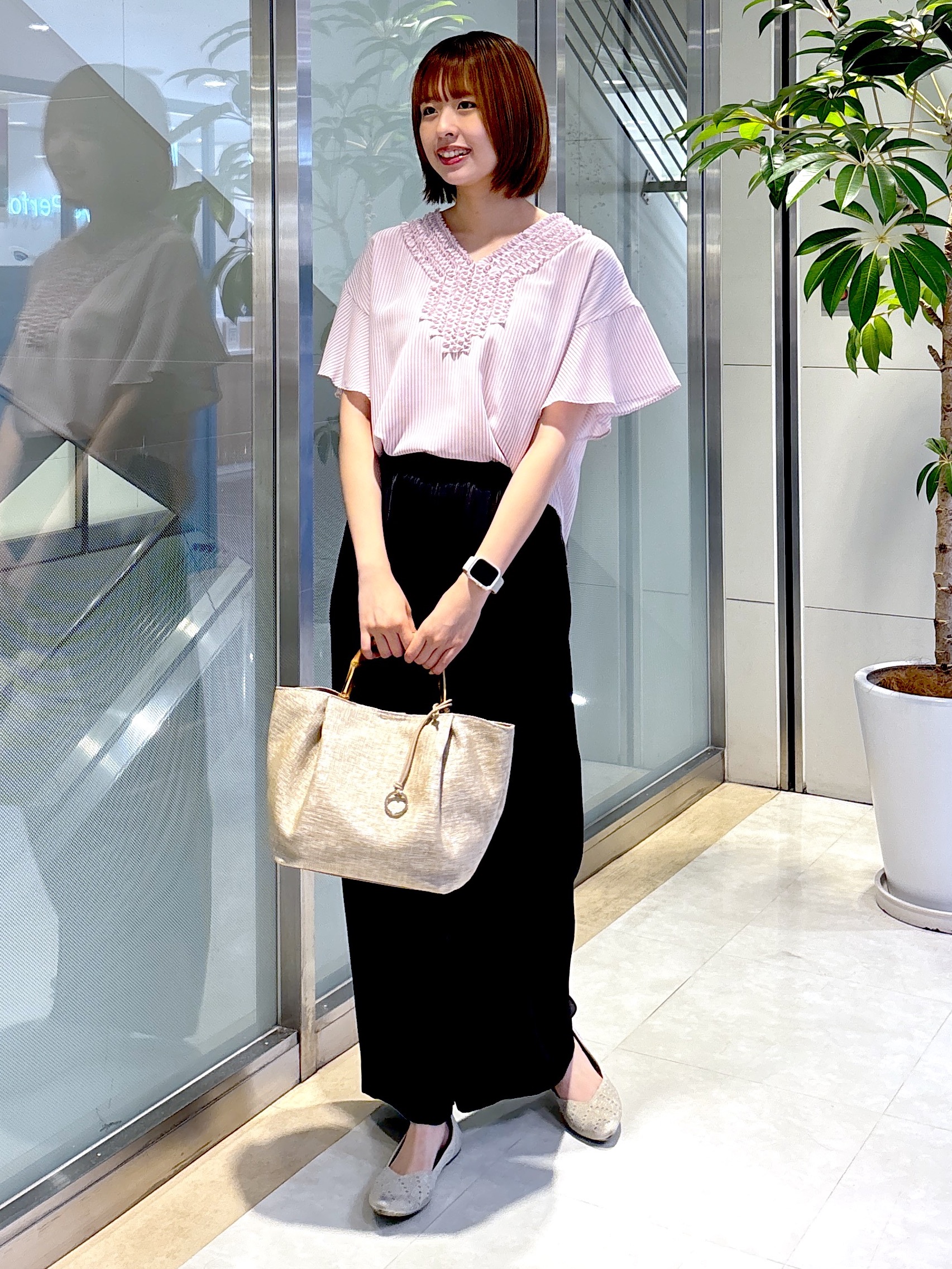 yukaさんの「UNTITLED｜【接触冷感/通気性/洗える】Vネックフリルブラウス」を使ったコーディネート