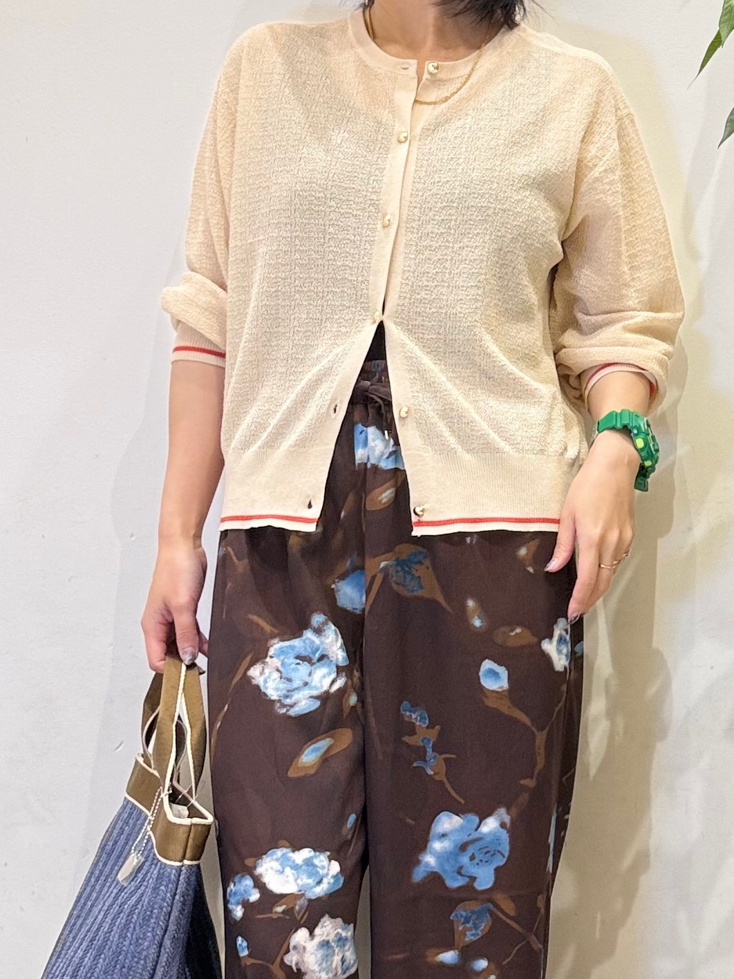 misakiさんの「SHOO･LA･RUE｜【S-LL/洗濯機可】さらっとタッチ ほんのりシアーカーディガン」を使ったコーディネート