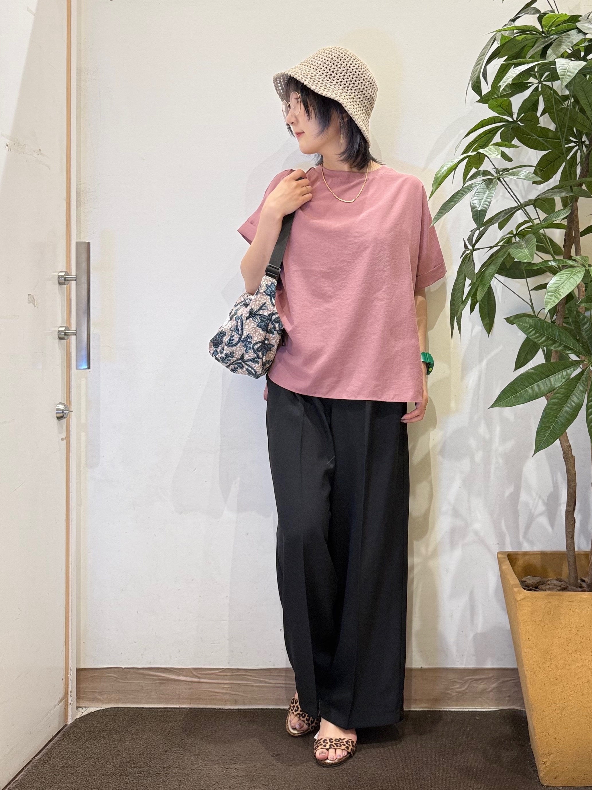misakiさんの「SHOO･LA･RUE｜【着丈選べる/体型カバー】洗濯後しわになりにくい さらっと快適ドルマントップス」を使ったコーディネート