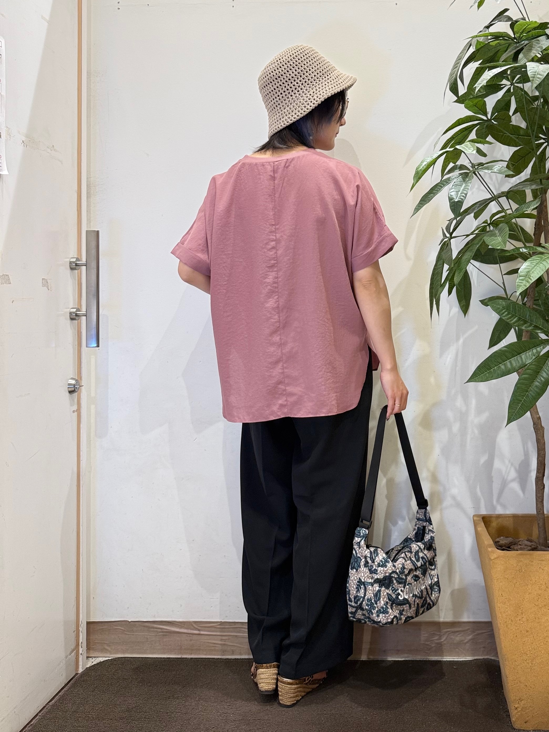 misakiさんの「SHOO･LA･RUE｜【着丈選べる/体型カバー】洗濯後しわになりにくい さらっと快適ドルマントップス」を使ったコーディネート