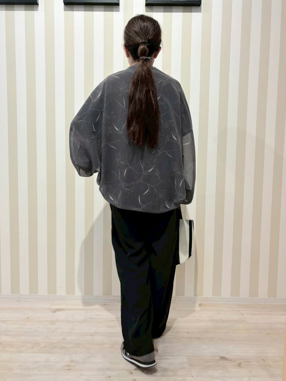 nonaさんの「SHOO･LA･RUE｜【ひんやり/2WAY】ストールにもなる ふんわりシアー花柄ボレロ」を使ったコーディネート