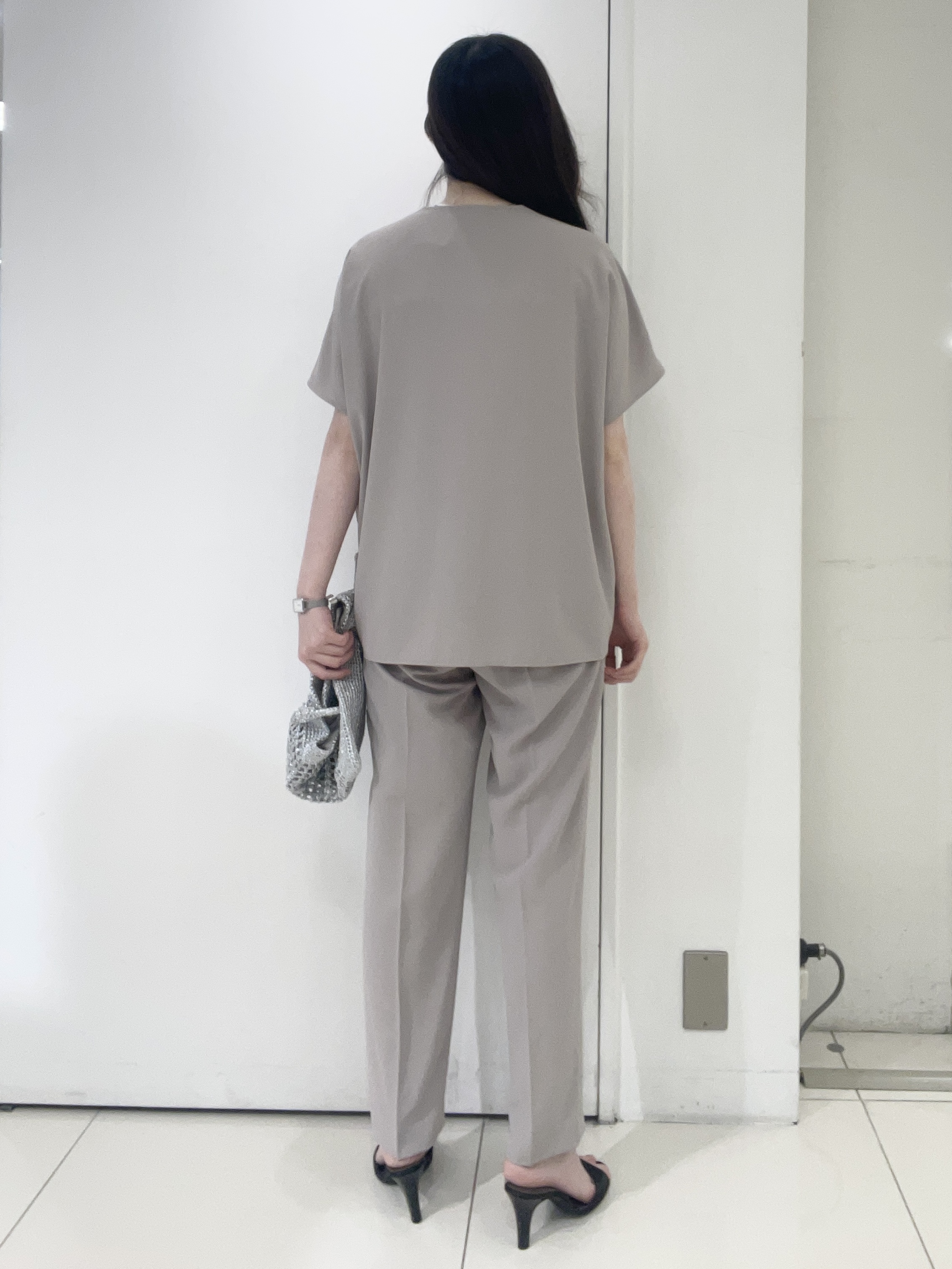 moeさんの「UNTITLED｜【UV/接触冷感/セットアップ可】リラクシーキーVネックブラウス」を使ったコーディネート