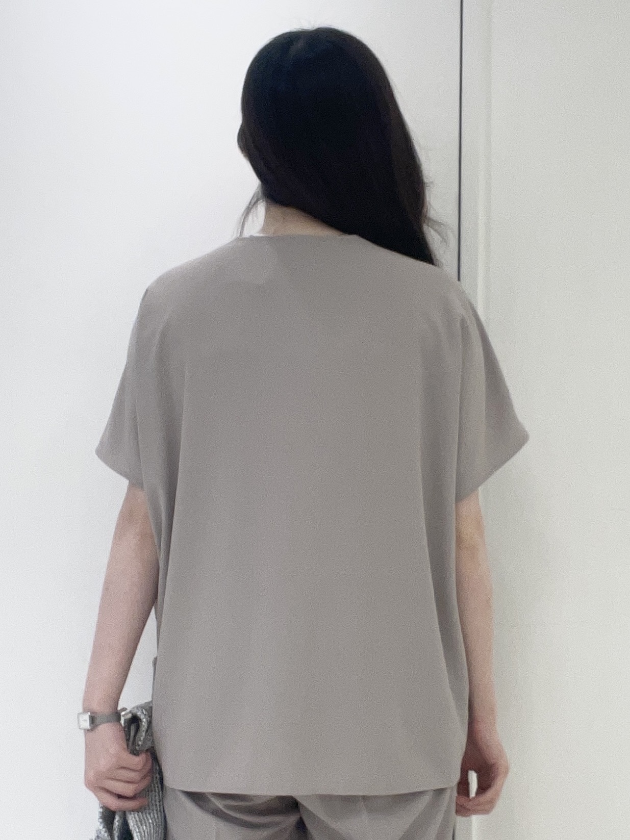 moeさんの「UNTITLED｜【UV/接触冷感/セットアップ可】リラクシーキーVネックブラウス」を使ったコーディネート