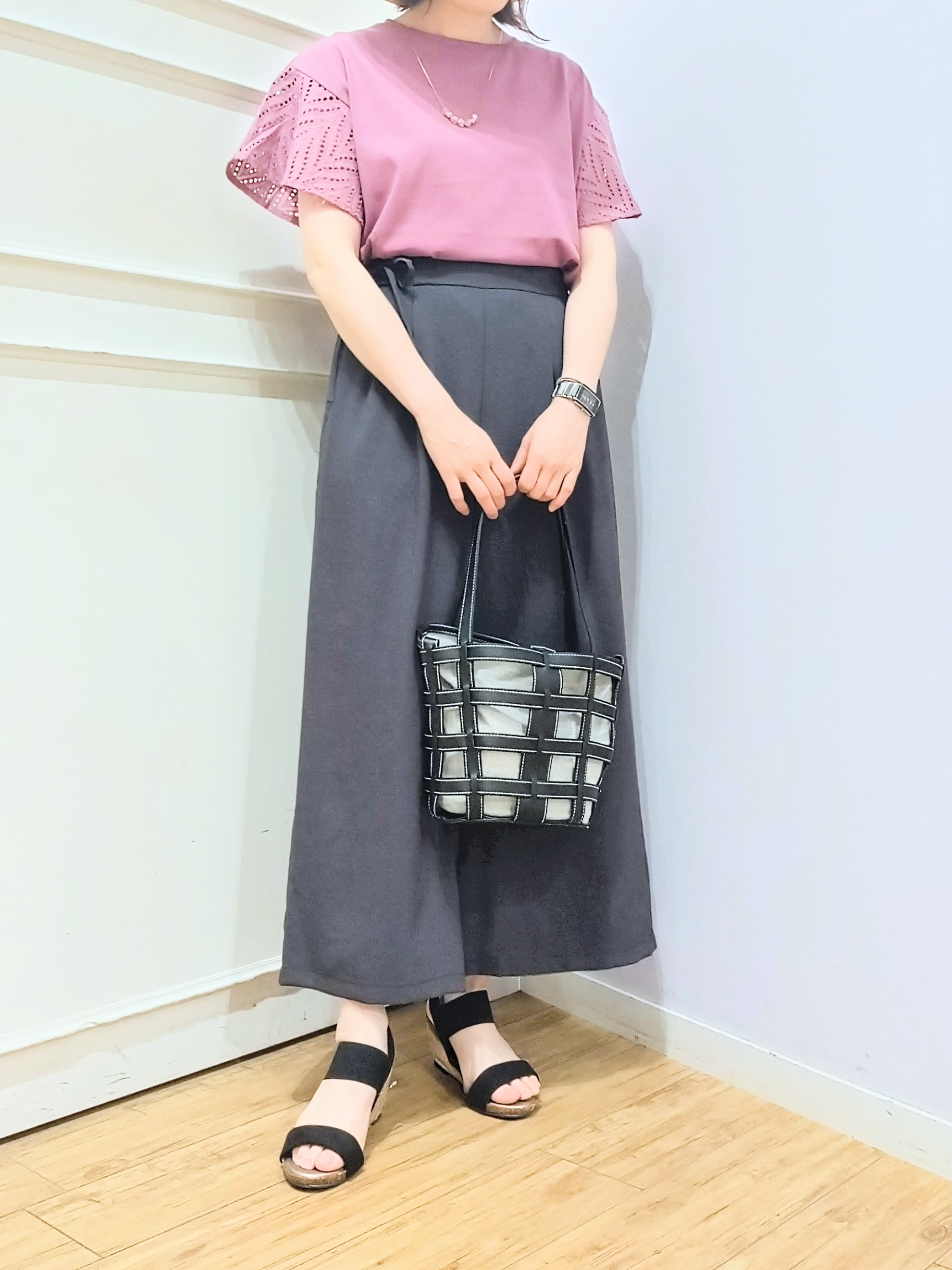 miomioさんの「SHOO･LA･RUE｜【S-LL/洗濯機可/体型カバー】汗じみが気になりにくい お袖レースフレアTシャツ」を使ったコーディネート